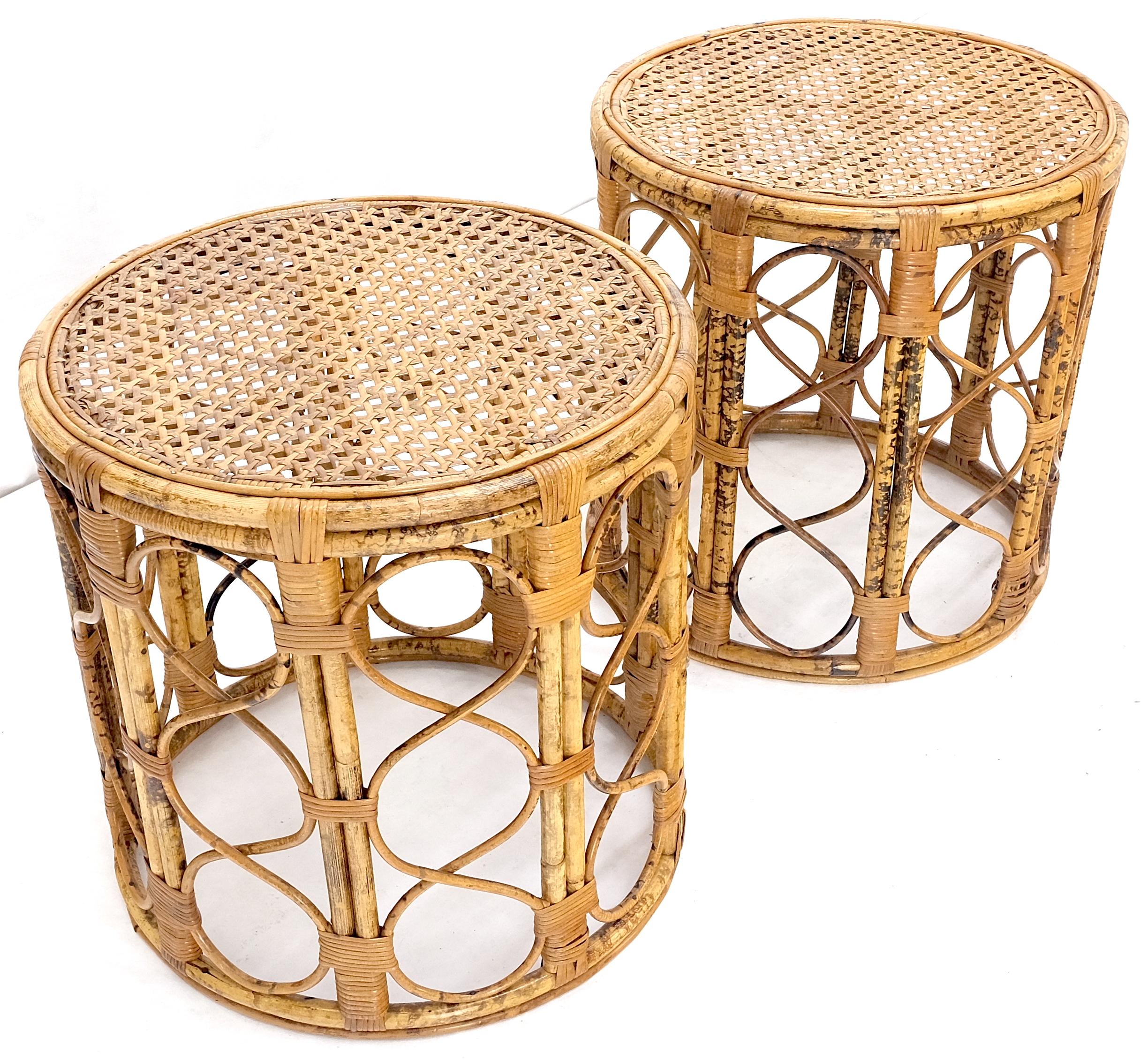 Paar 1970er Jahre verbrannt Bambus Runde Cane Tops Side End Tables Ständer MINT! (Hongkong) im Angebot