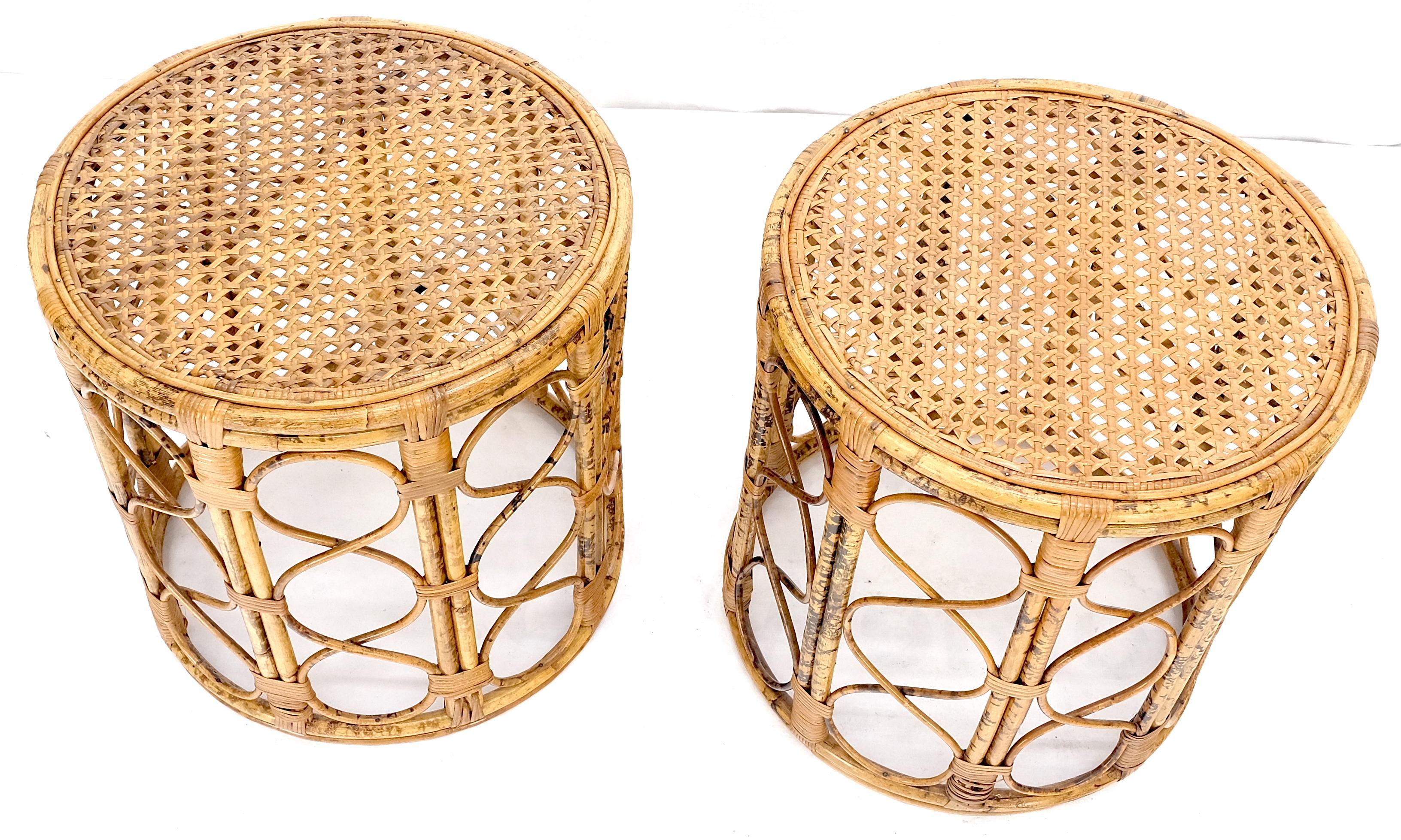 Paar 1970er Jahre verbrannt Bambus Runde Cane Tops Side End Tables Ständer MINT! im Zustand „Gut“ im Angebot in Rockaway, NJ