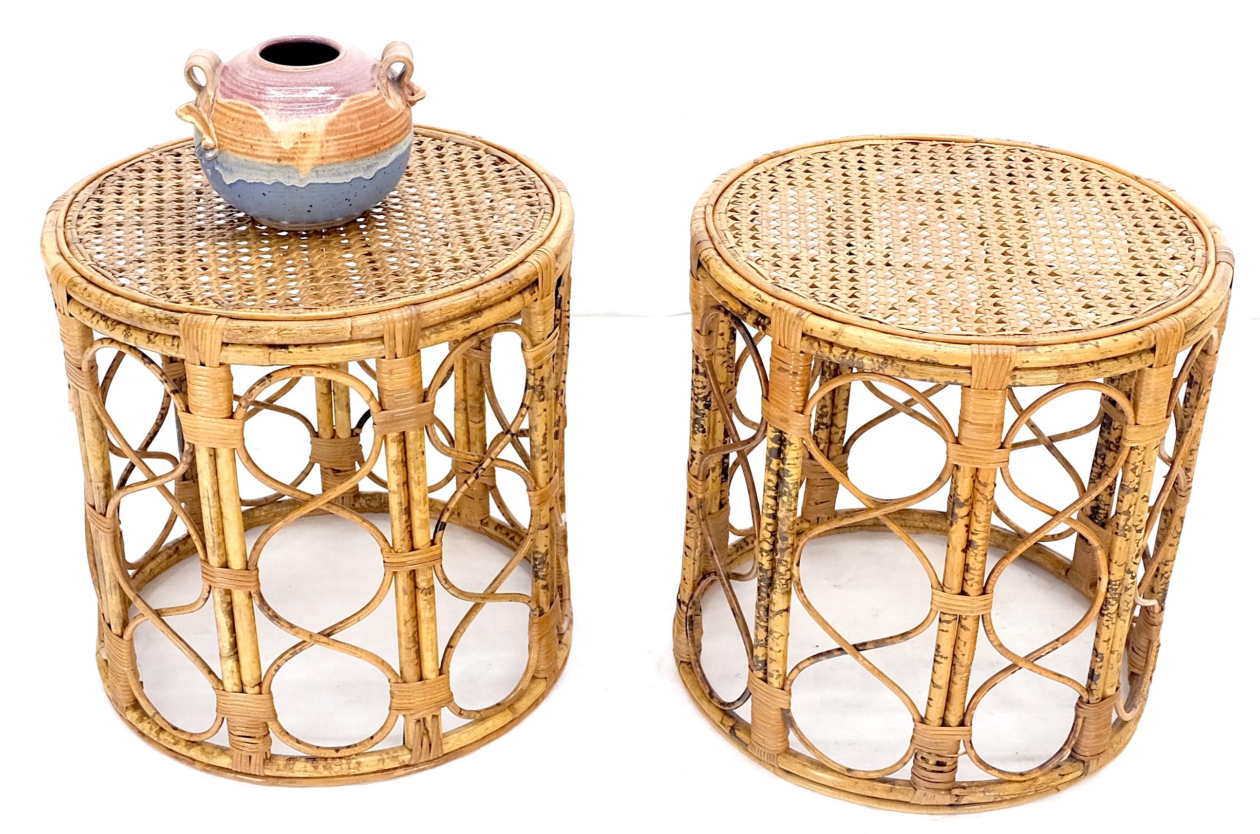 Paar 1970er Jahre verbrannt Bambus Runde Cane Tops Side End Tables Ständer MINT! im Angebot 1