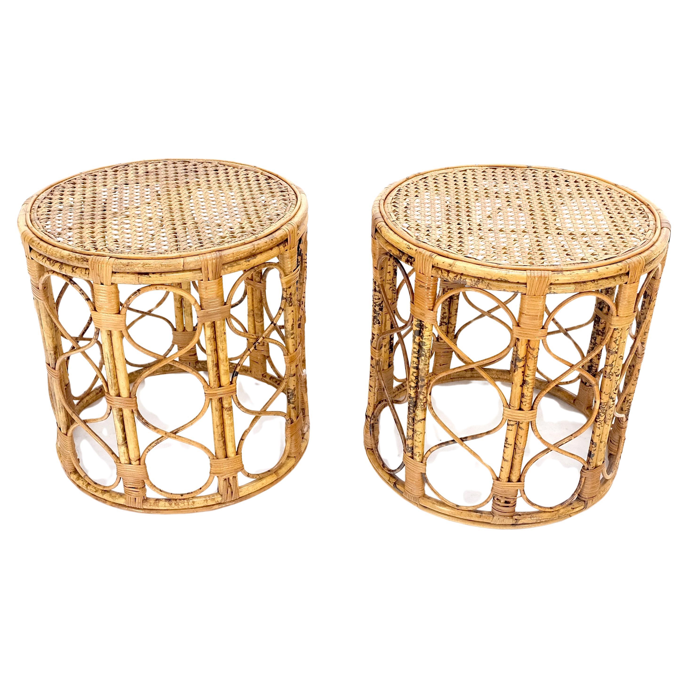 Paar 1970er Jahre verbrannt Bambus Runde Cane Tops Side End Tables Ständer MINT! im Angebot