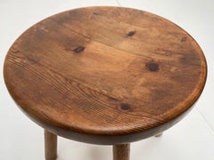 Paire de tabourets en pin massif sculpté des années 1970 dans le style de Charlotte Perriand