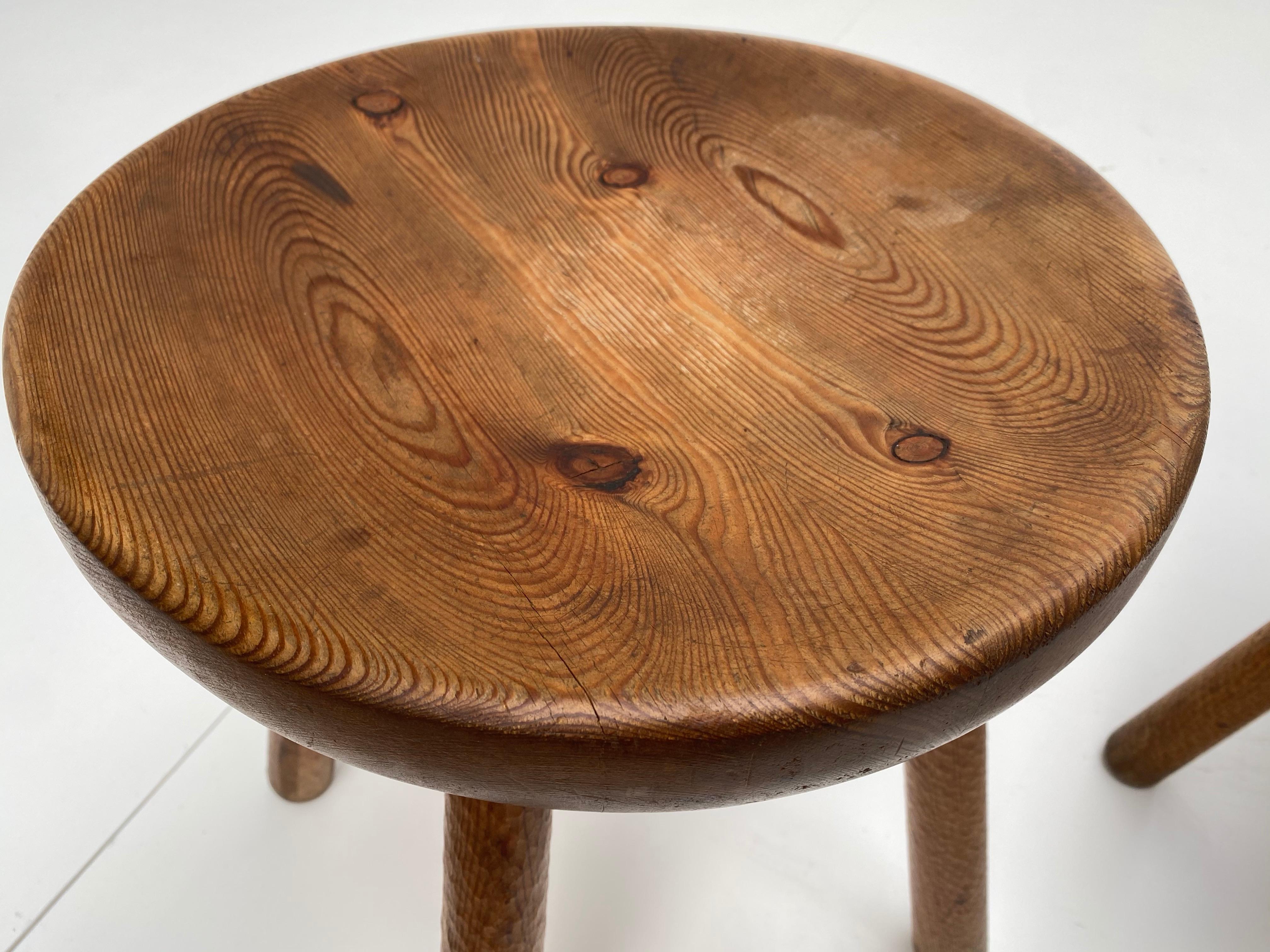 Italian Pair of 1970s Carved Solid Pinewood Stools in the Style off Charlotte Perriand For Sale