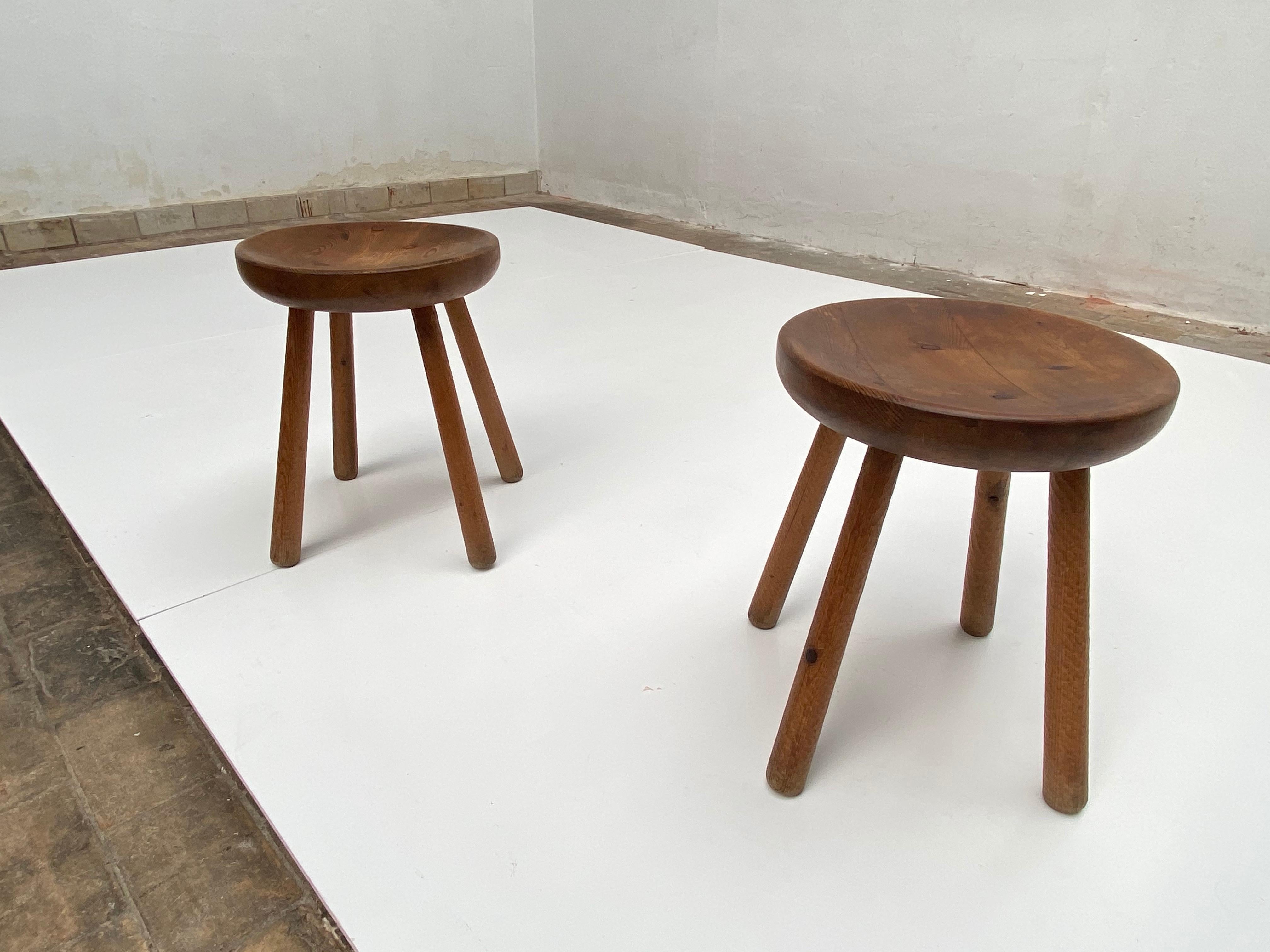 Pair of 1970s Carved Solid Pinewood Stools in the Style off Charlotte Perriand For Sale 1