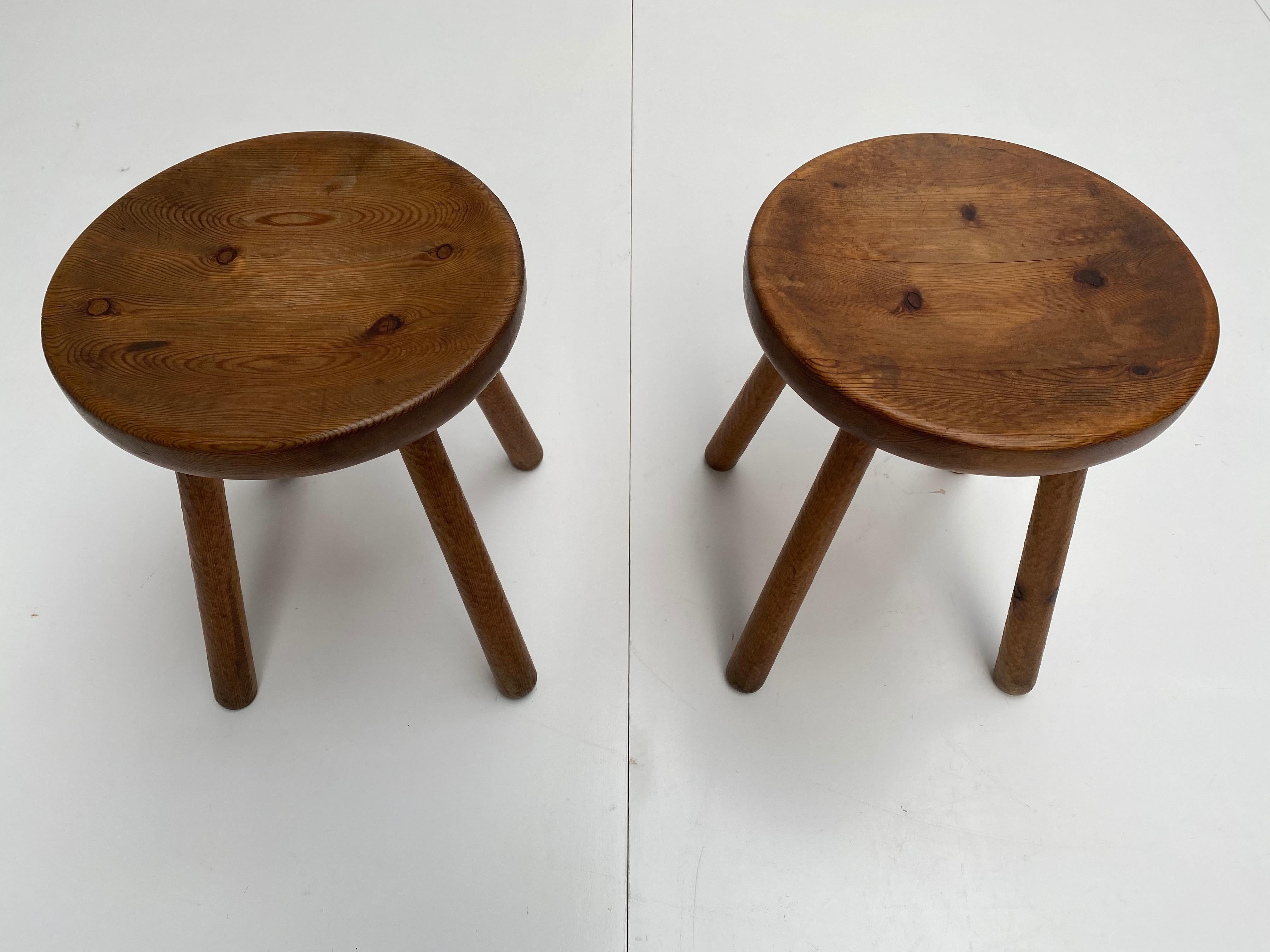 Pair of 1970s Carved Solid Pinewood Stools in the Style off Charlotte Perriand For Sale 2