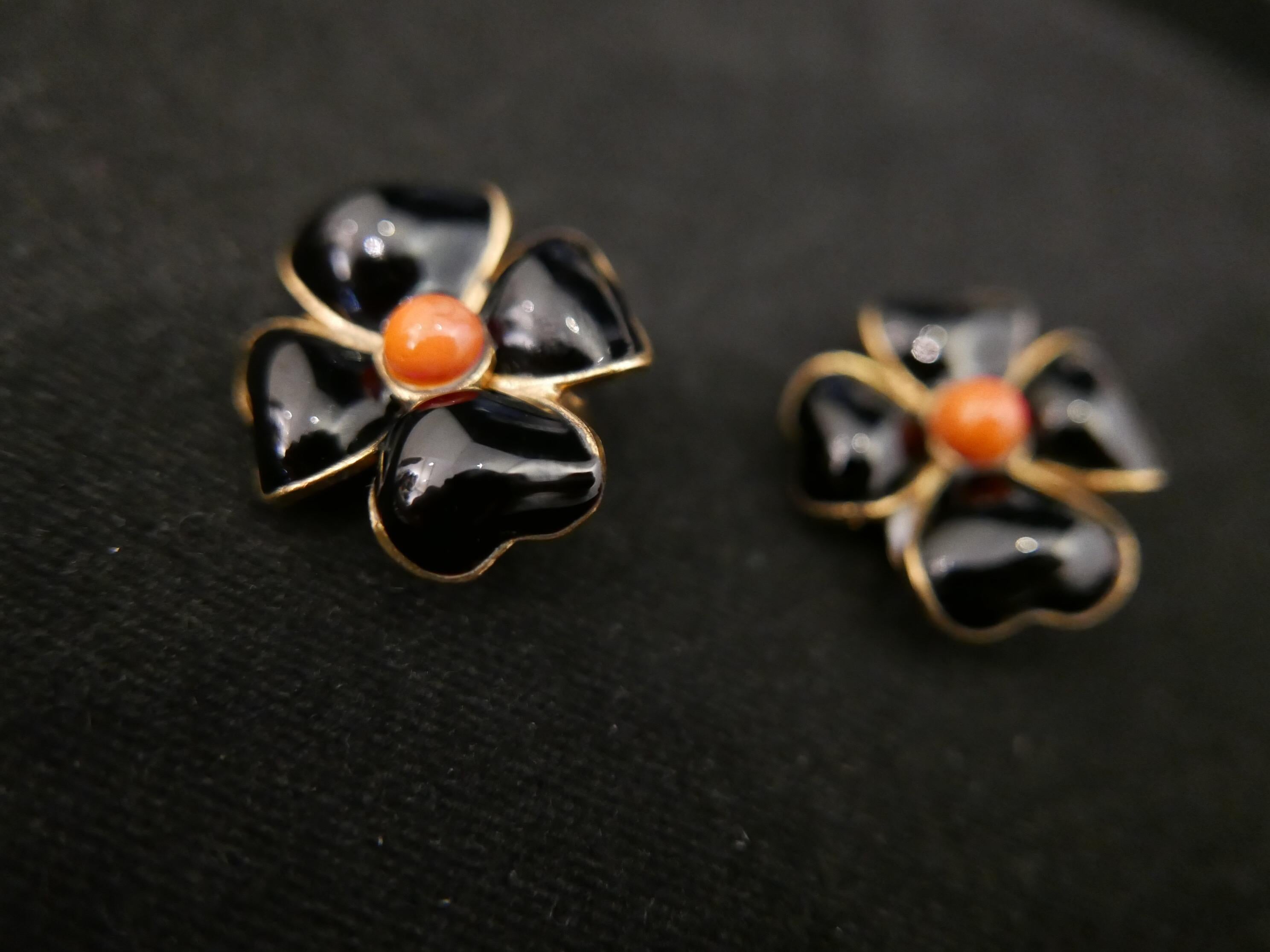 1970s Vintage CHANEL Maison Gripoix Coral Clover Clip On Earrings In Good Condition For Sale In Bangkok, TH