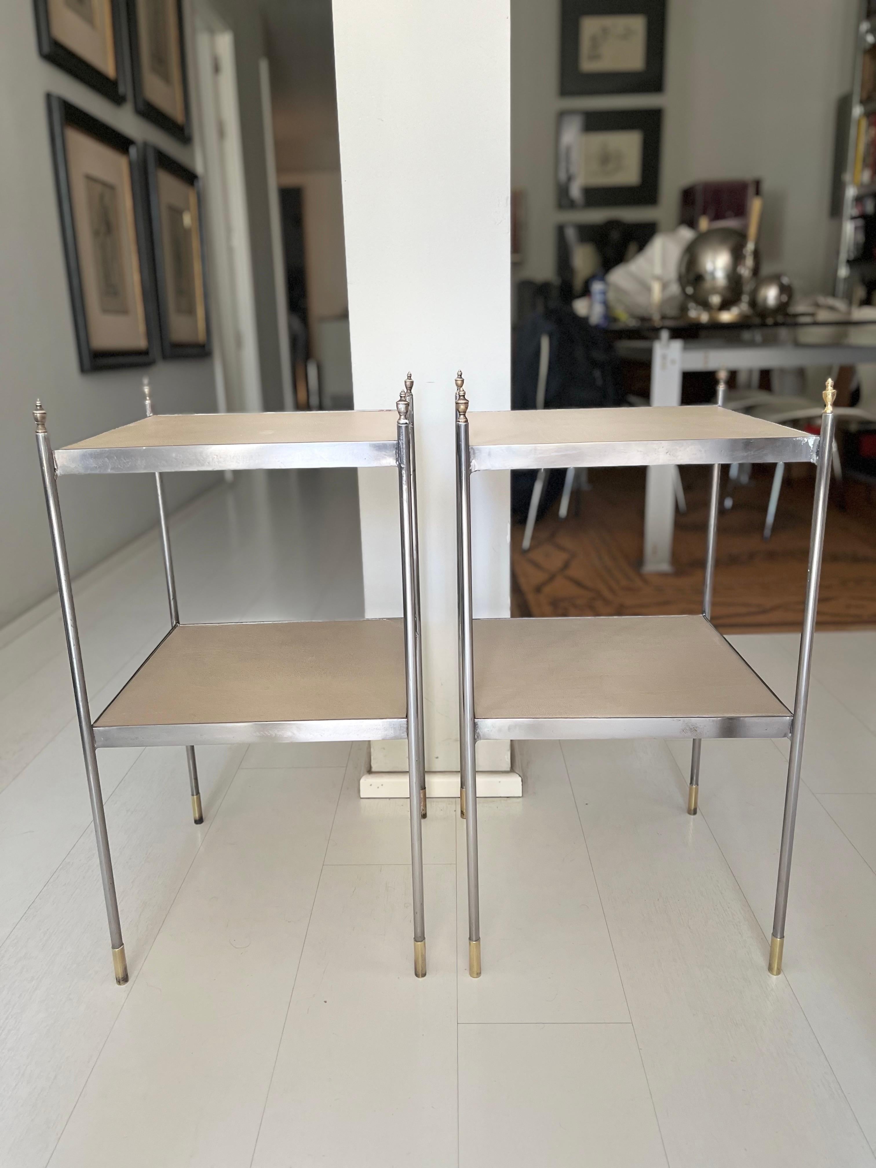 Pair of 1970s Chrome and Brass Leather Jansen Style Side Tables (Französisch) im Angebot