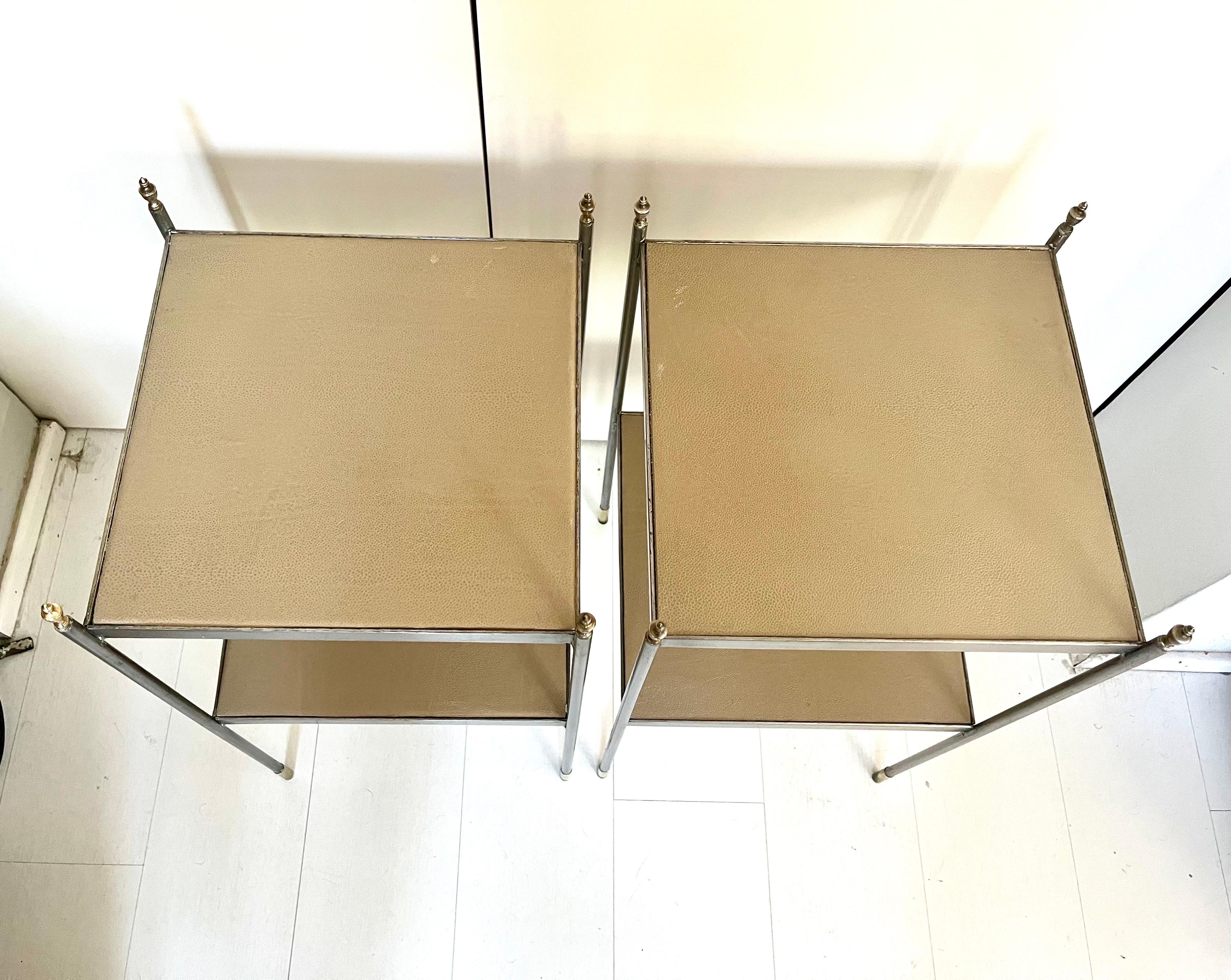 Pair of 1970s Chrome and Brass Leather Jansen Style Side Tables (20. Jahrhundert) im Angebot