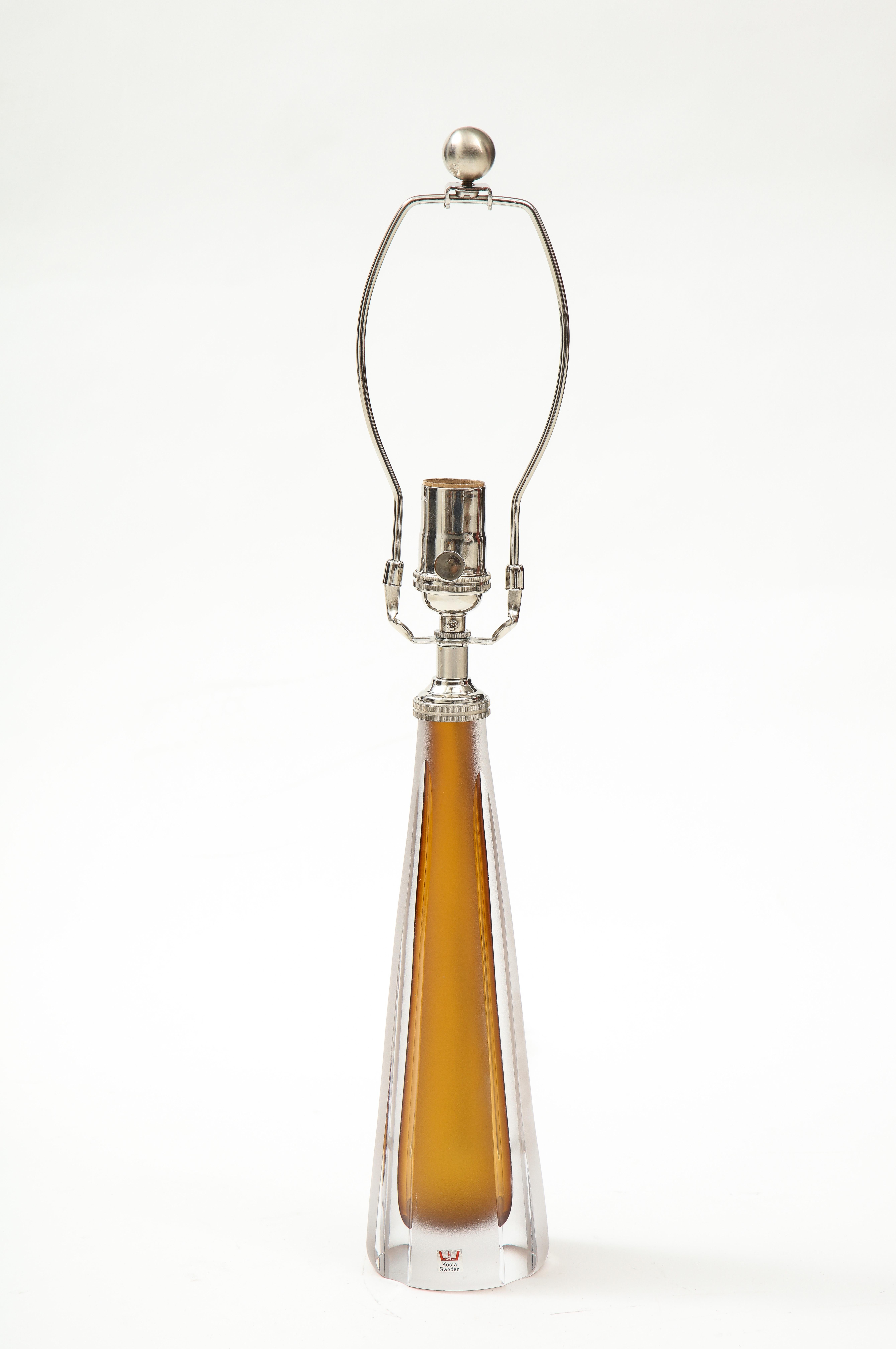 Paire de lampes en verre de couleur cognac des années 1970 par Vicke Lindstrand, Kosta en vente 2