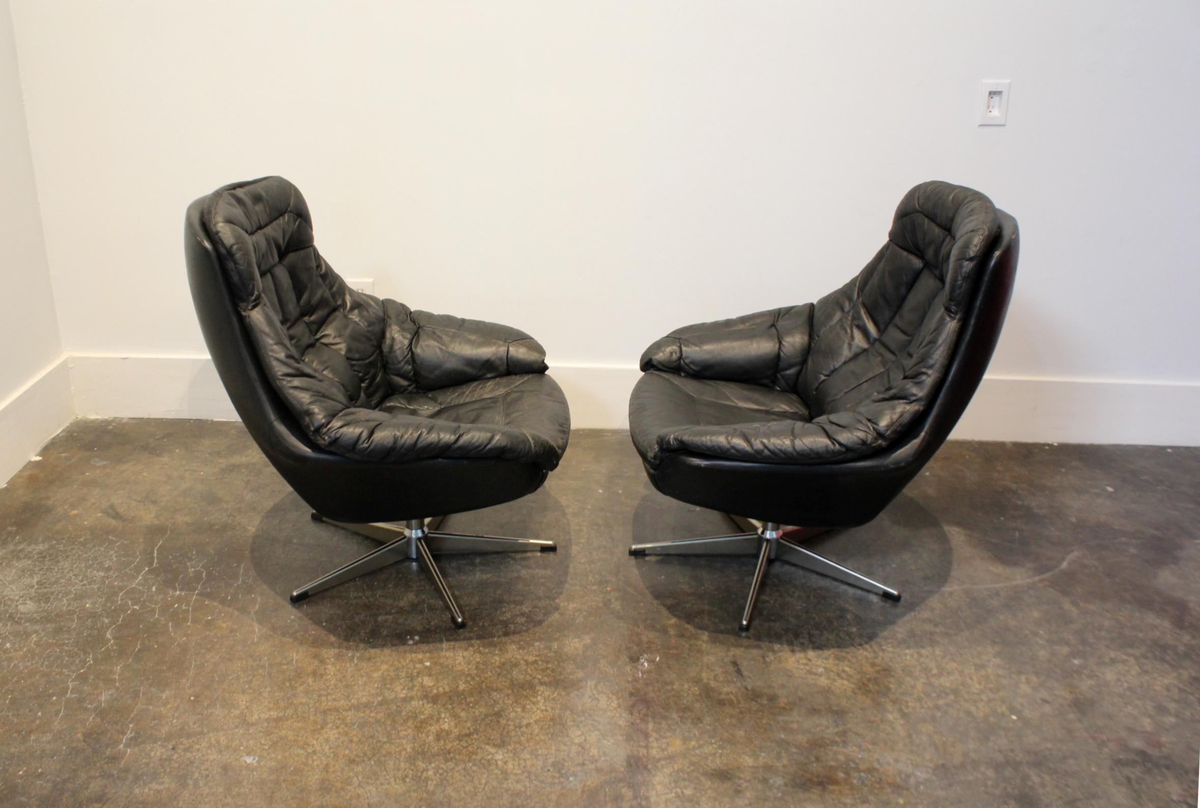 20th Century Pair of 1970s Danish Leather Lounge Chairs and Ottoman by H.W. Klein for Bramin For Sale
