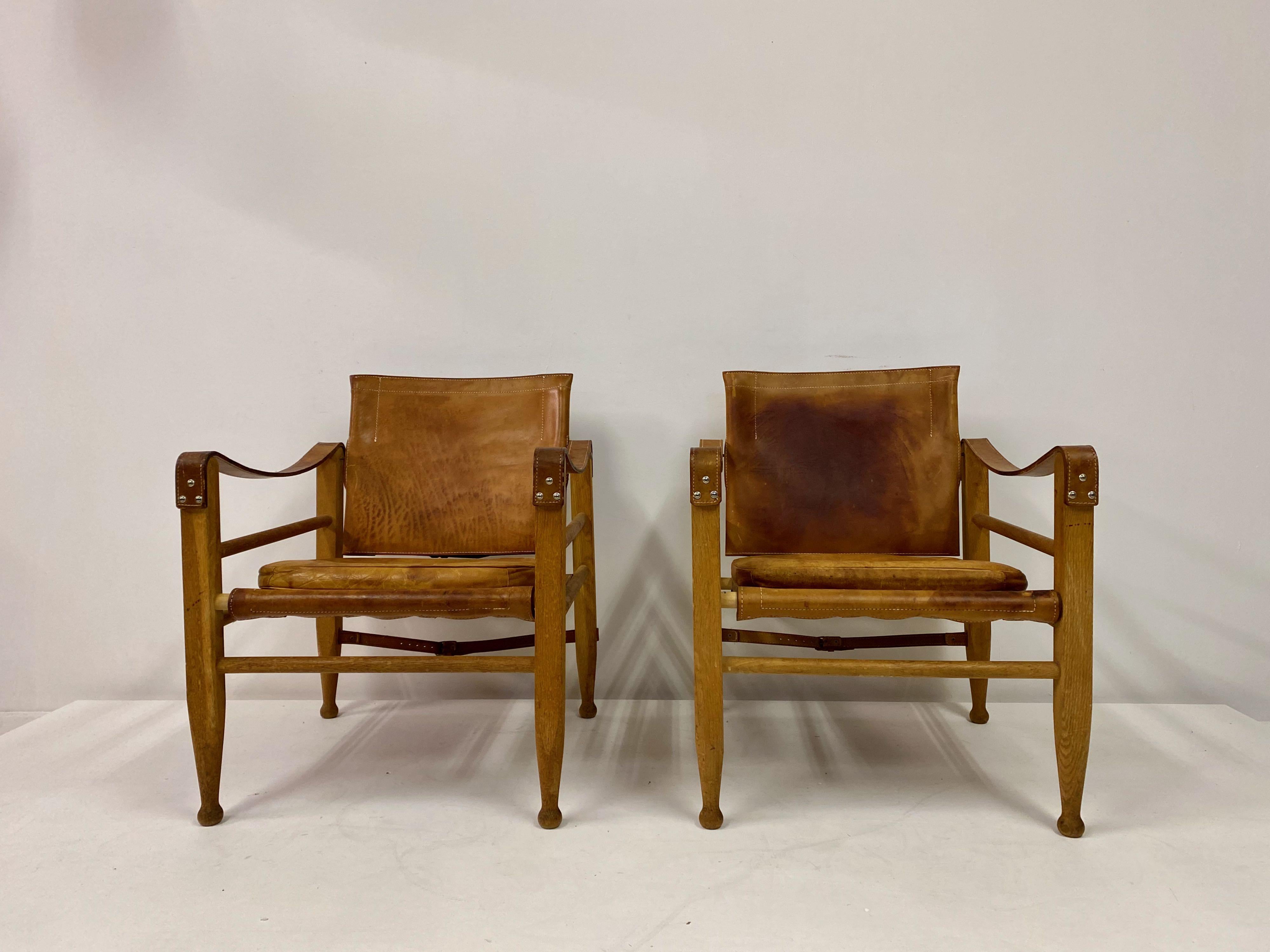 Pair of safari chairs. 

Oak frame. 

Full grain patinated leather. 

Loose cushions,

Denmark, 1970s.

Measure: Seat height 40cm.