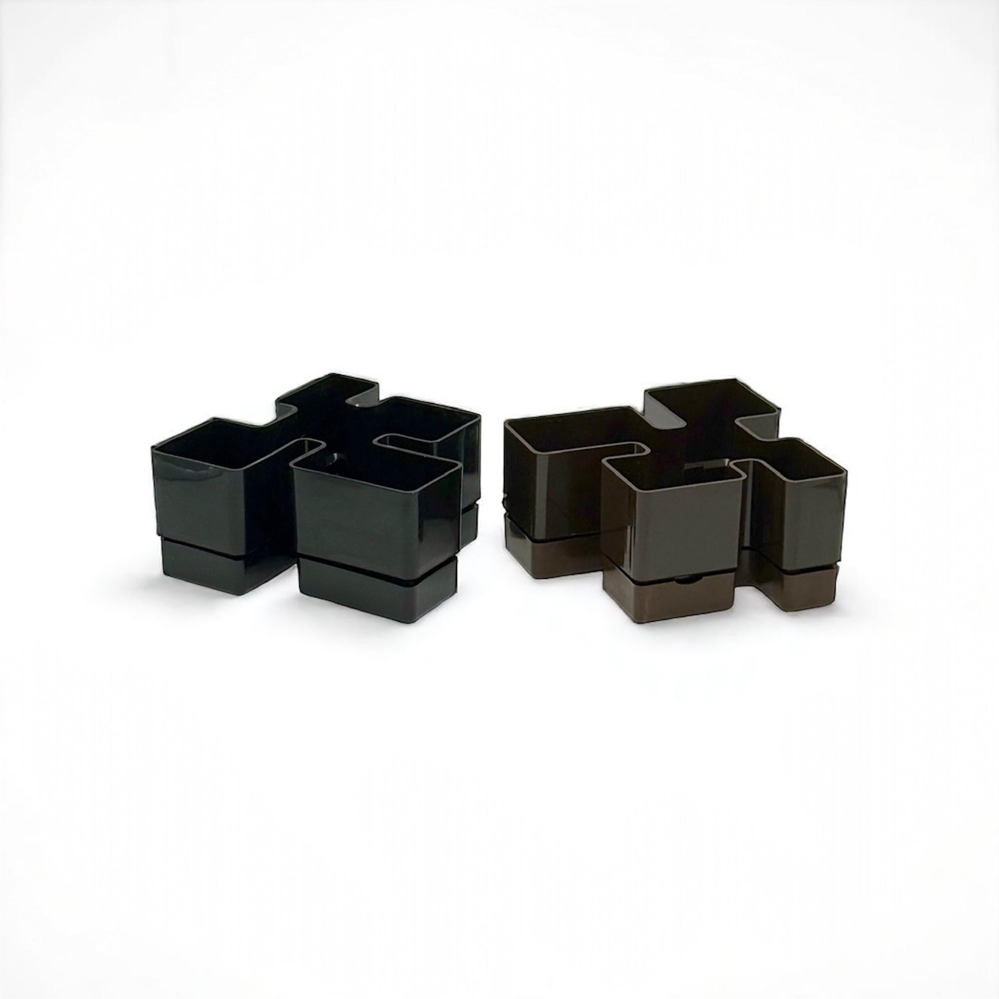Rare modular vintage planters from the Programma Vastill, designed by Michael McCann for Vastill – Italy, 1970s.

Known as the “Scarabeo” model, each planter is crafted in glossy thermoformed plastic with a built-in water reservoir. The unique