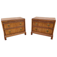Coppia di comodini Drexel Heritage Hollywood Regency in legno di radica e ottone degli anni '70