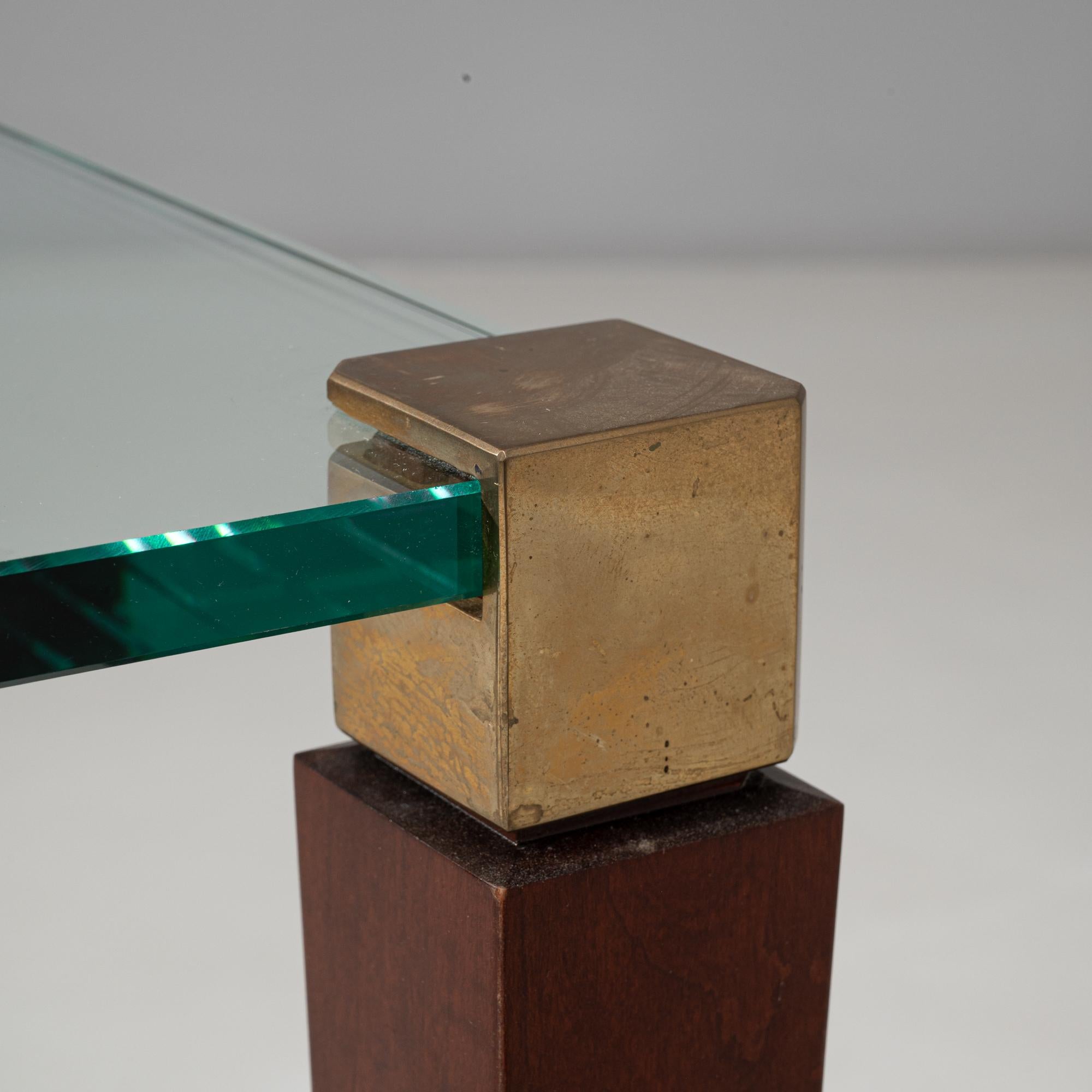 Cette paire de tables basses hollandaises des années 1970 de Peter Ghyczy illustre le mélange d'innovation et de minimalisme raffiné qui caractérise le designer. Chaque table est dotée d'un épais plateau de verre carré fixé aux angles par des pinces