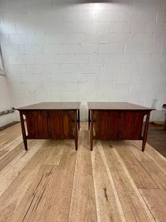 Pareja de mesas auxiliares de nogal esculpido Forward Trends de los años 70, por Johnson Furniture