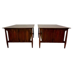 Pareja de mesas auxiliares de nogal esculpido Forward Trends de los años 70, por Johnson Furniture