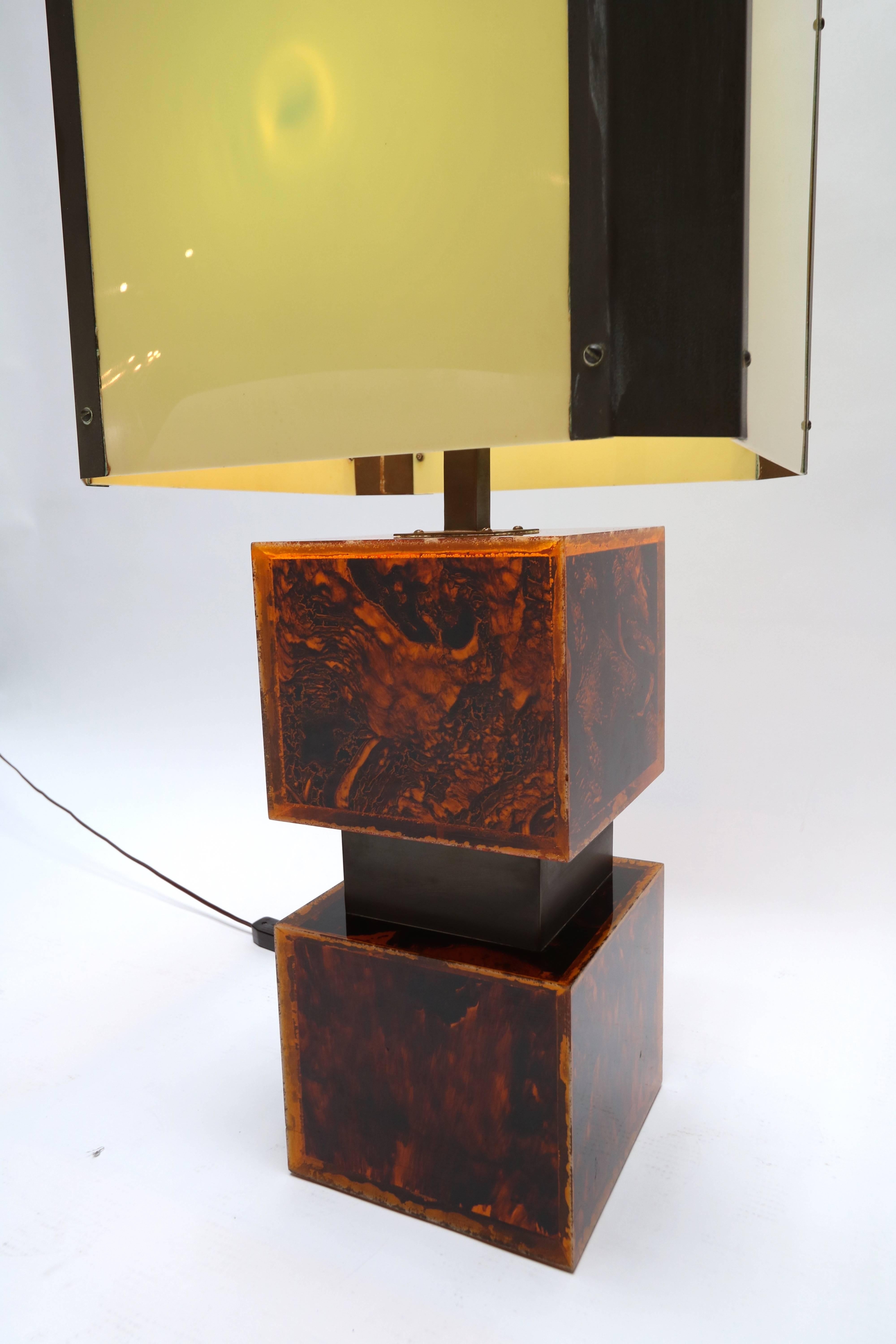 Late 20th Century Pair of French Tortoise Shell Pattern Acrylic Table Lamps, 1970s For Sale