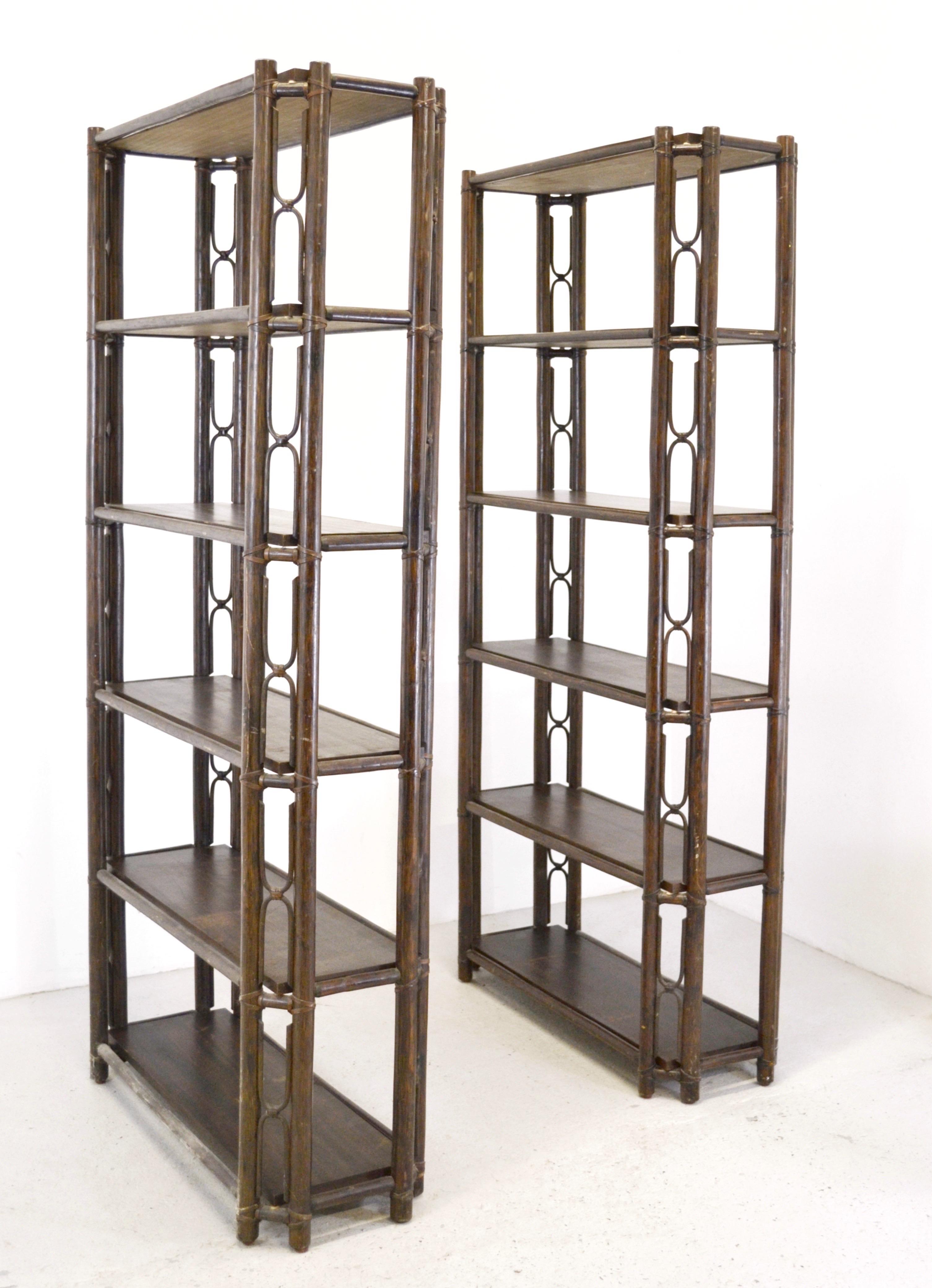 Paar französische Bambus- und Holz-Etagèren aus den 1970er Jahren im Zustand „Relativ gut“ im Angebot in SOTTEVILLE-LÈS-ROUEN, FR