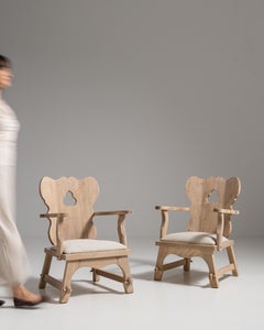 Paire de fauteuils français des années 1970 en chêne « monastère » beige, avec assises rembourrées