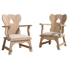 Paire de fauteuils français des années 1970 en chêne « monastère » beige, avec assises rembourrées