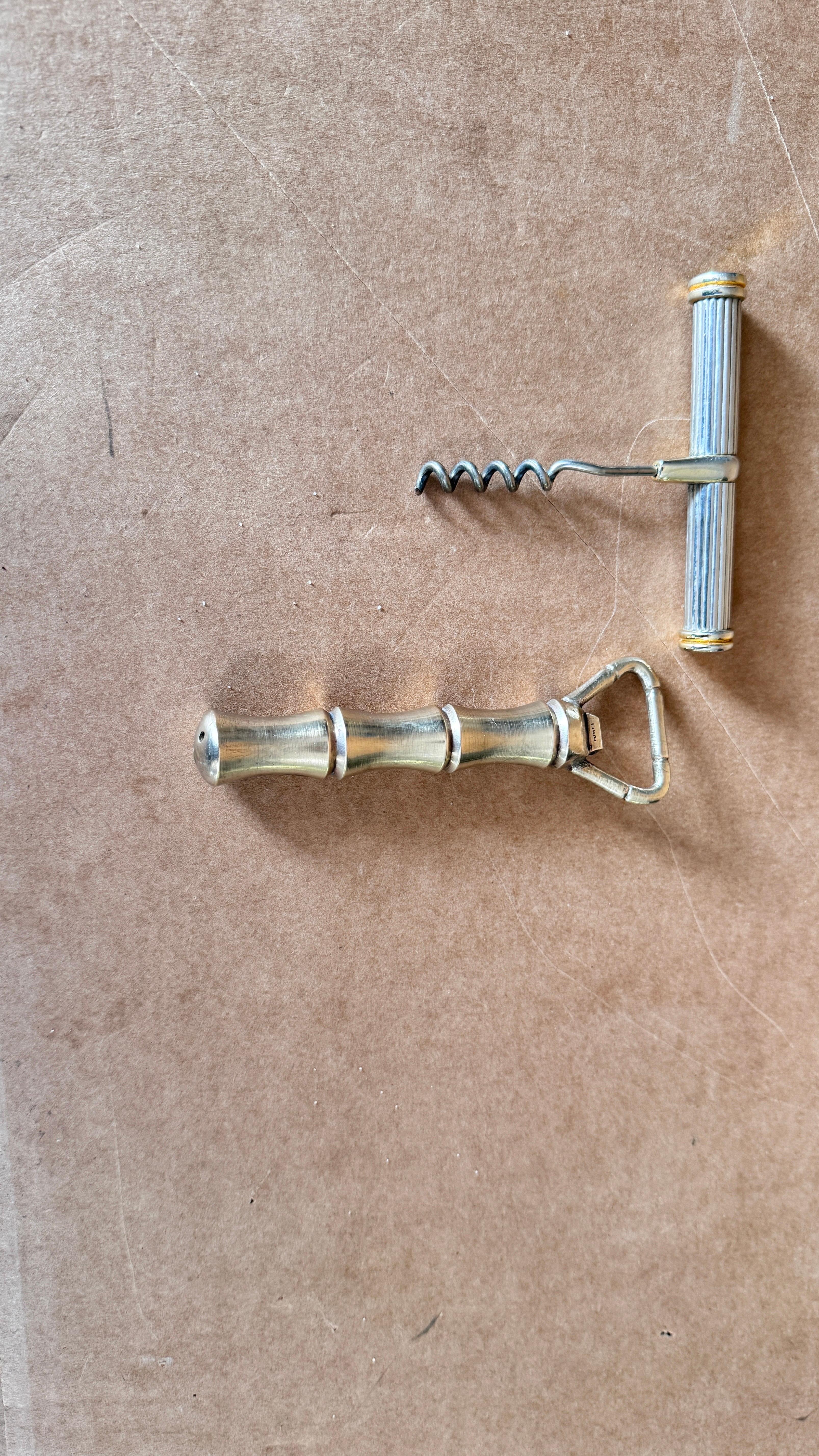 Coppia di apribottiglie francesi degli anni '70, cavatappi in argento e oro e finto bambù in ottone in vendita 5