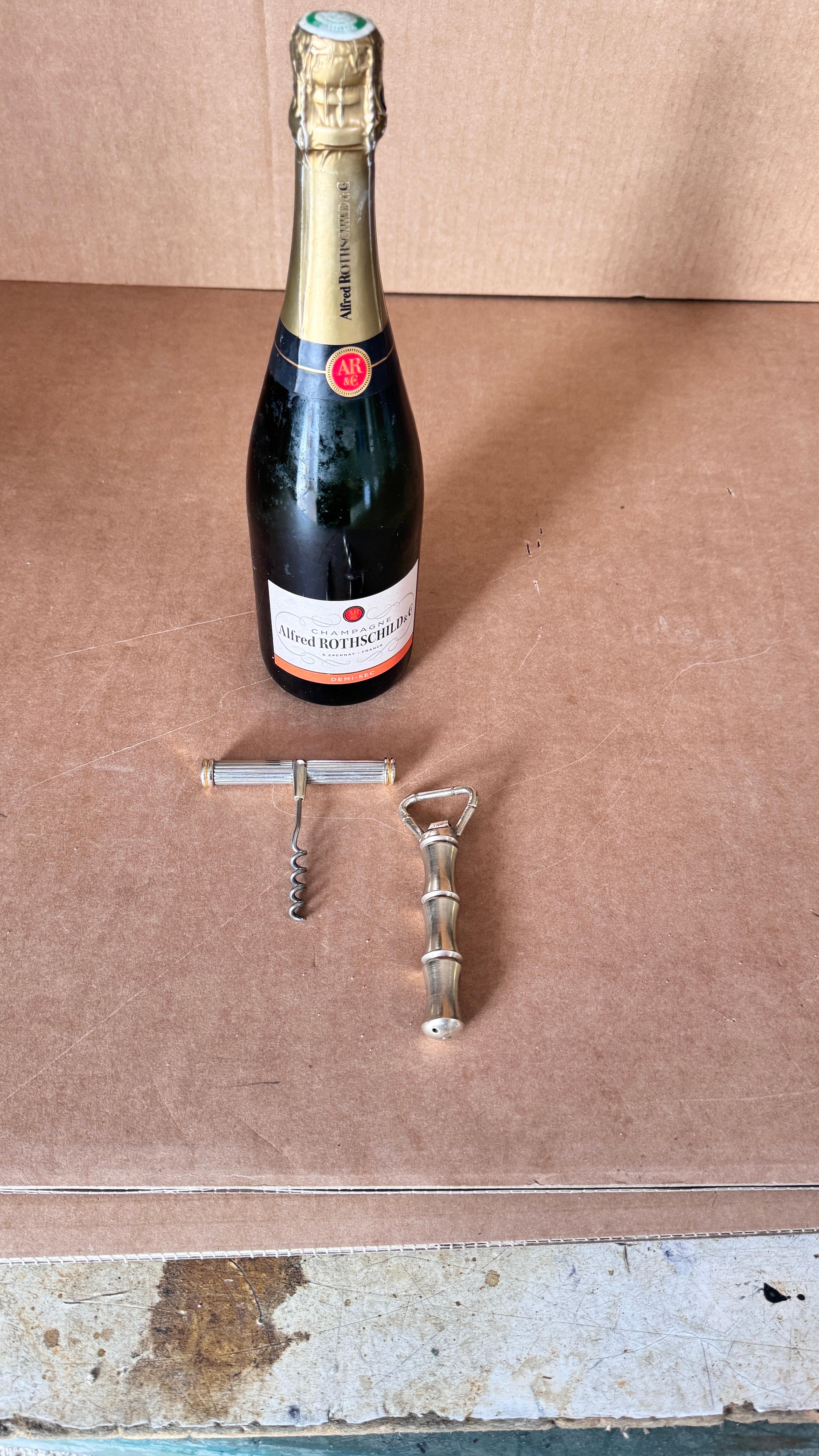Descrizione:
Questa elegante coppia di apribottiglie vintage, realizzata in Francia negli anni '70, unisce raffinatezza e autenticità. Il set comprende un cavatappi in argento e oro con manico leggermente strutturato ed estremità dorate, oltre a un