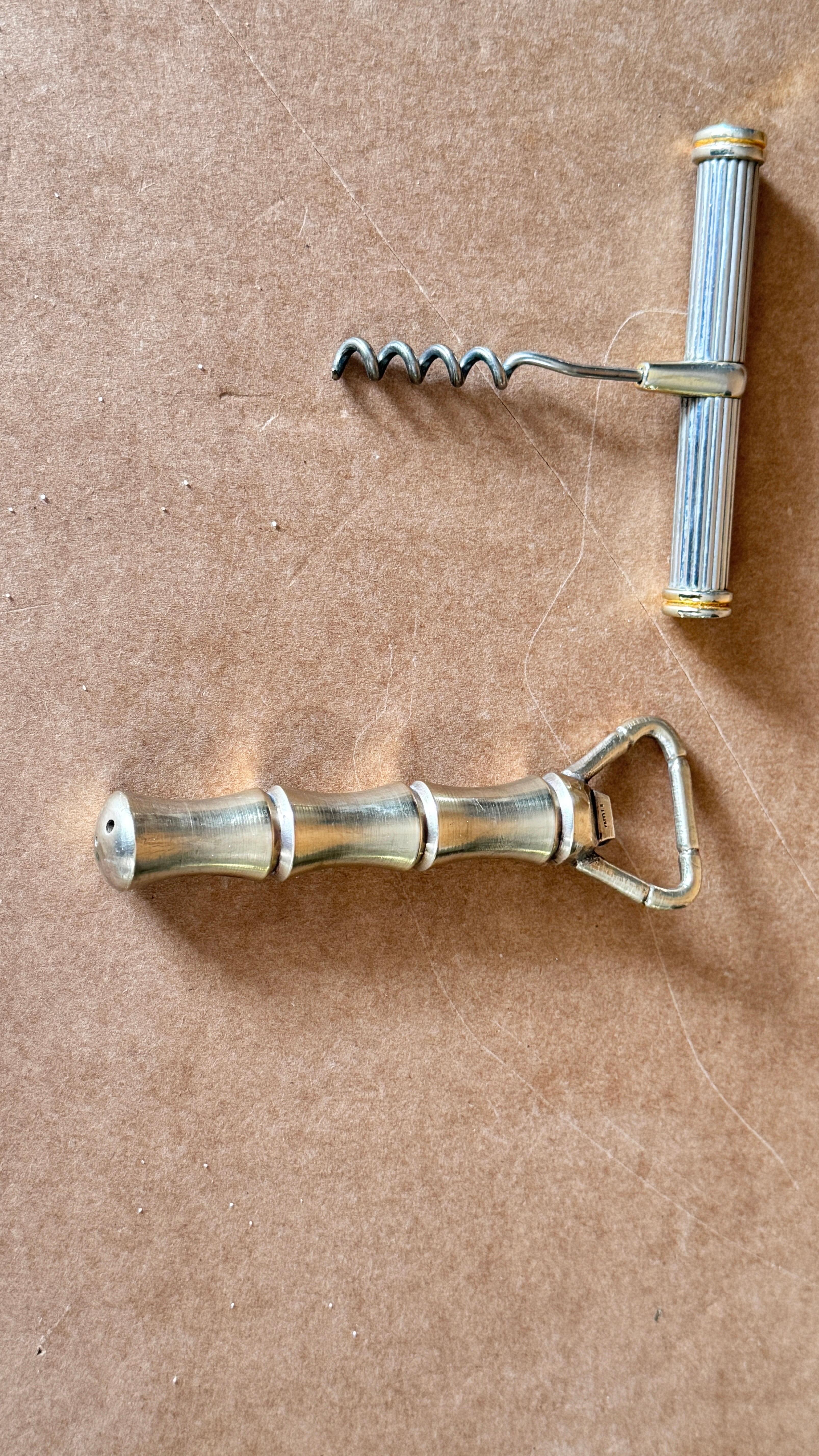 Metallo Coppia di apribottiglie francesi degli anni '70, cavatappi in argento e oro e finto bambù in ottone in vendita
