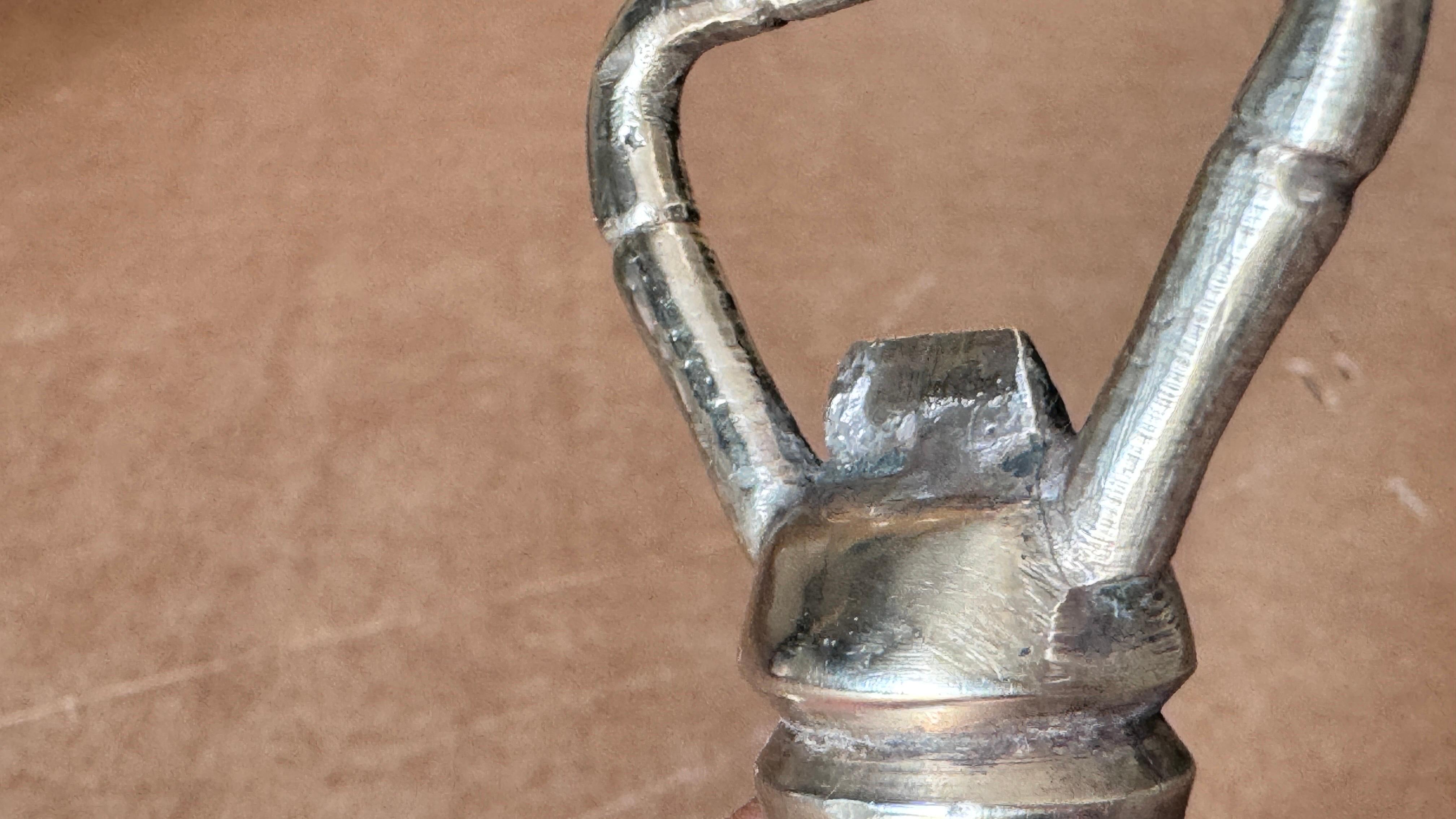Coppia di apribottiglie francesi degli anni '70, cavatappi in argento e oro e finto bambù in ottone in vendita 1