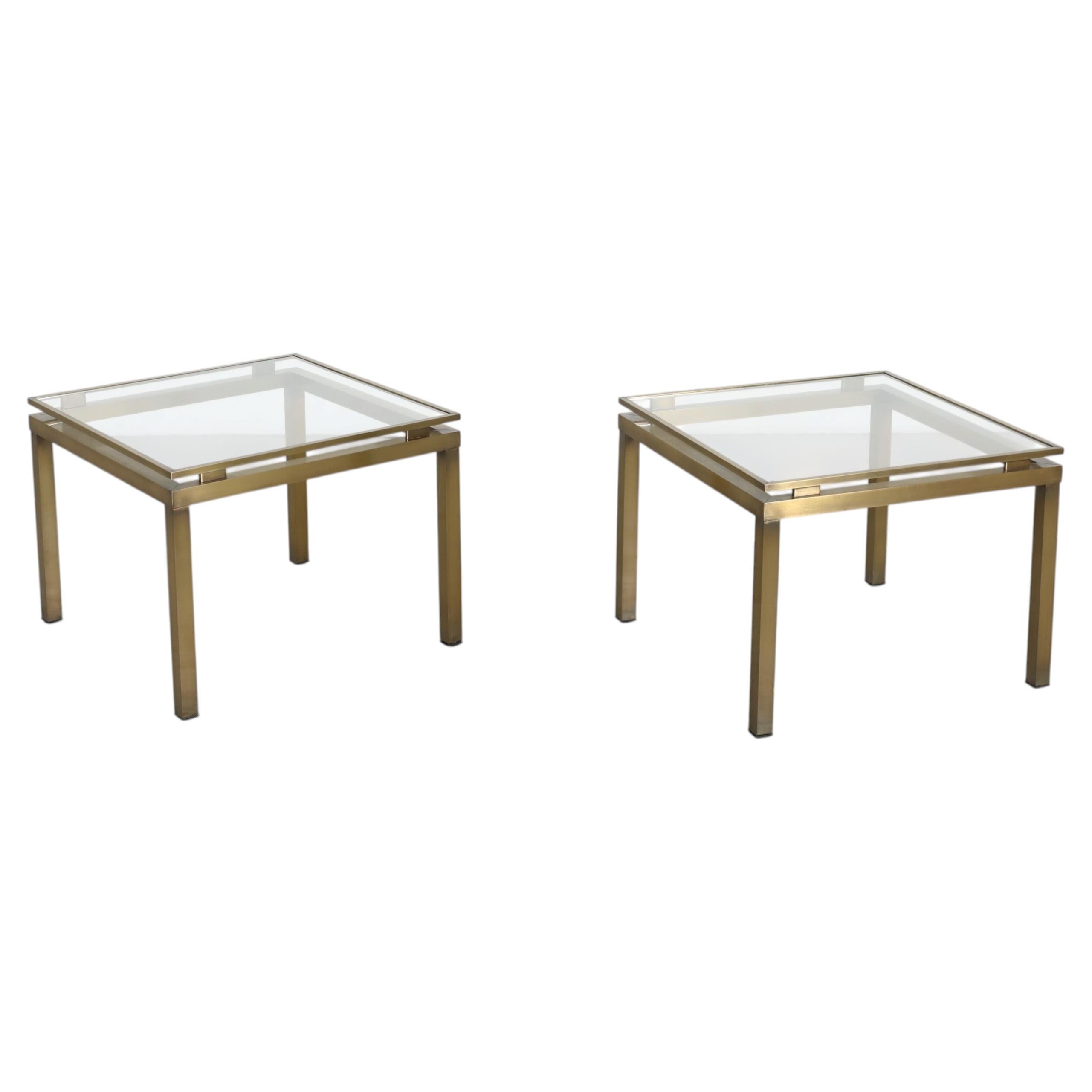 Paire de tables d'appoint françaises des années 1970 en laiton et verre, style Guy Lefevre en vente