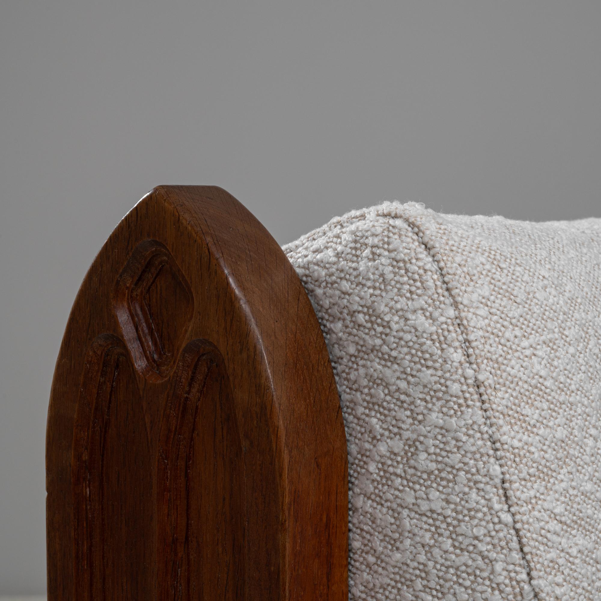 Pair of 1970s French Brutalist Upholstered Armchairs with Carved Details en vente 5