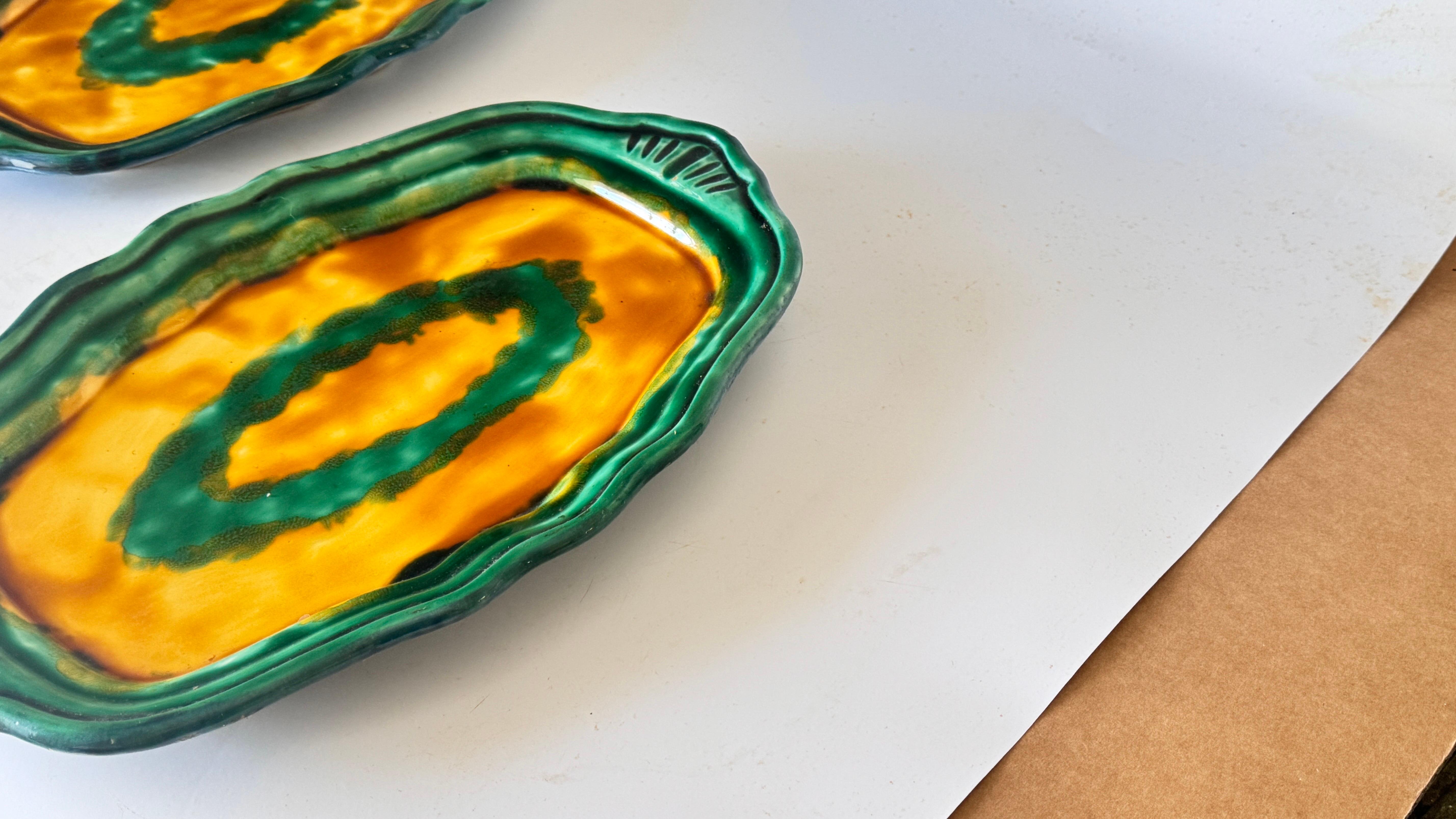 Coppia di piatti da portata in ceramica francese degli anni '70, design del bordo a strati, verde, giallo in vendita 3
