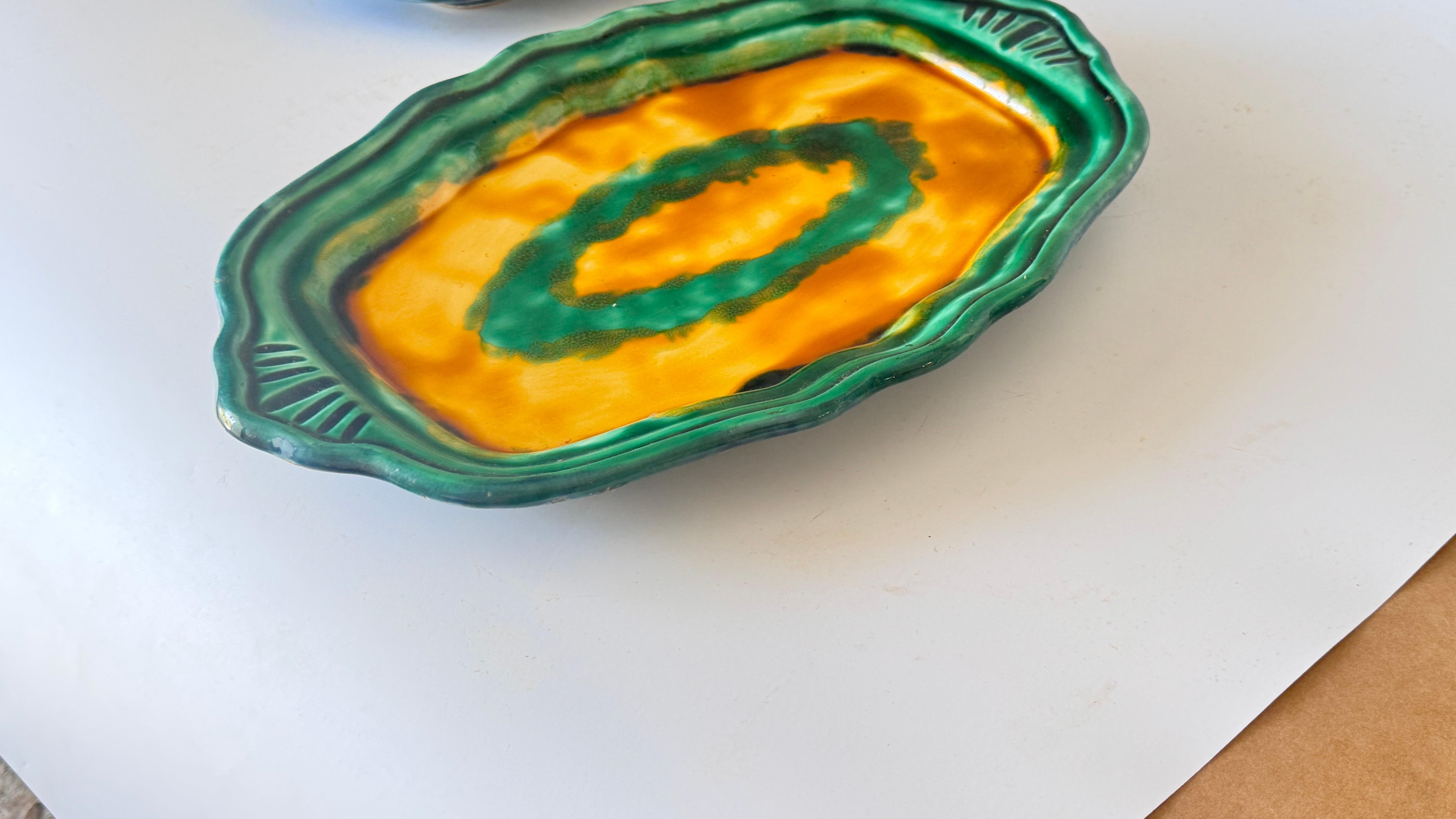Coppia di piatti da portata in ceramica francese degli anni '70, design del bordo a strati, verde, giallo in vendita 4