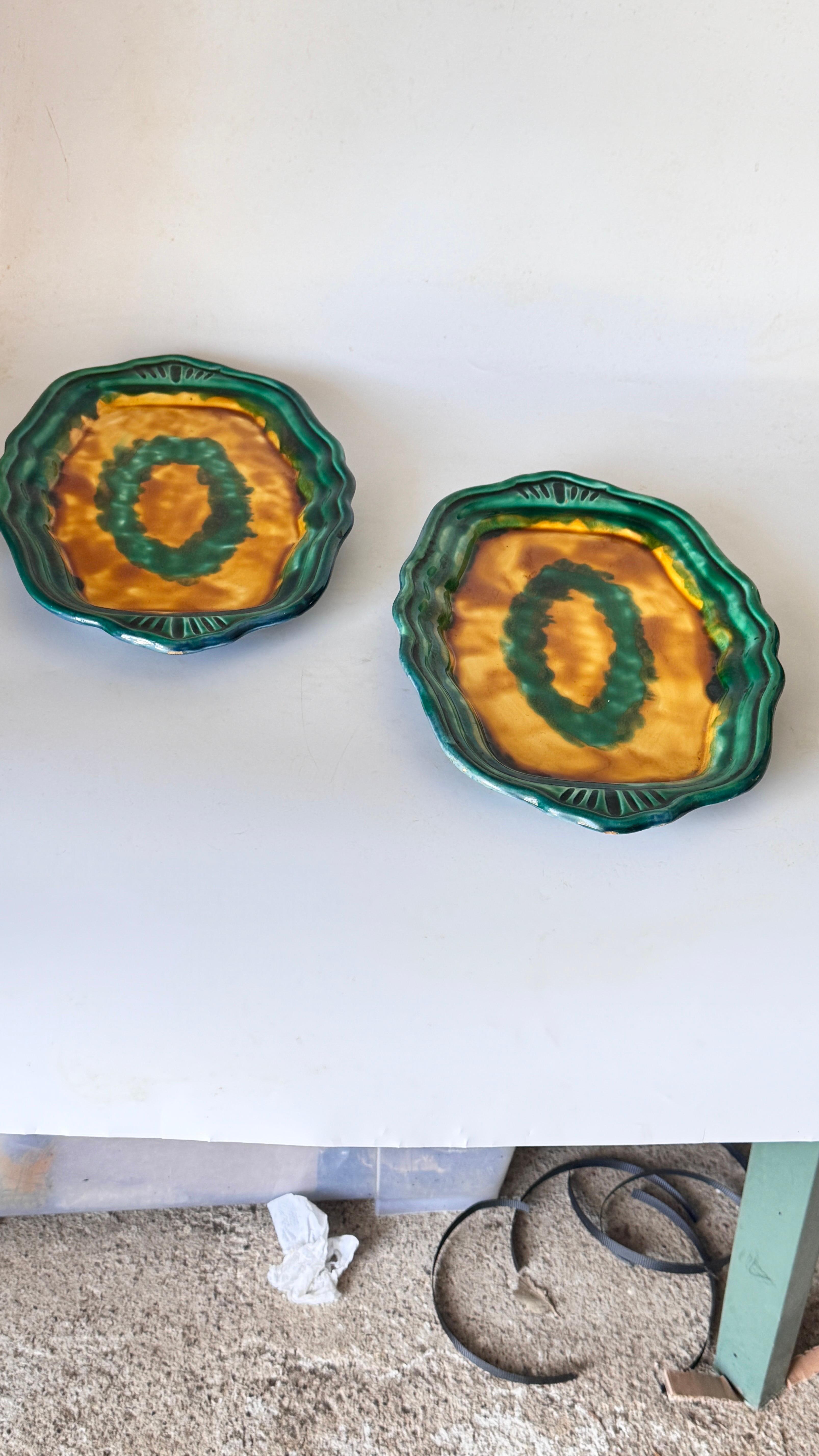 Coppia di piatti da portata in ceramica francese degli anni '70, design del bordo a strati, verde, giallo in vendita 5