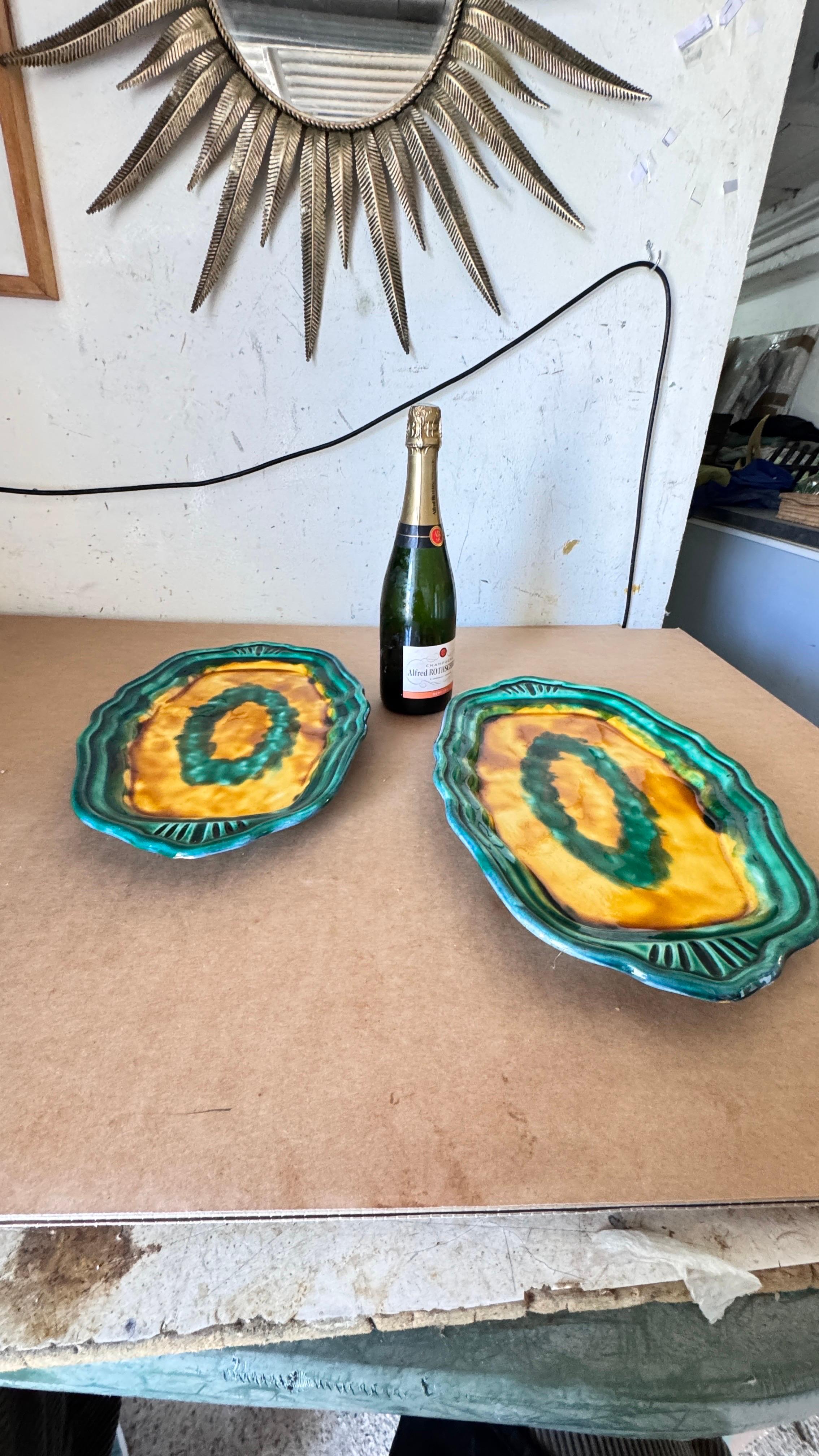 Coppia di piatti da portata in ceramica francese degli anni '70, design del bordo a strati, smalto verde, giallo e blu

Descrizione:
Questa incantevole coppia di piatti da portata in ceramica, realizzata in Francia negli anni '70, presenta una ricca
