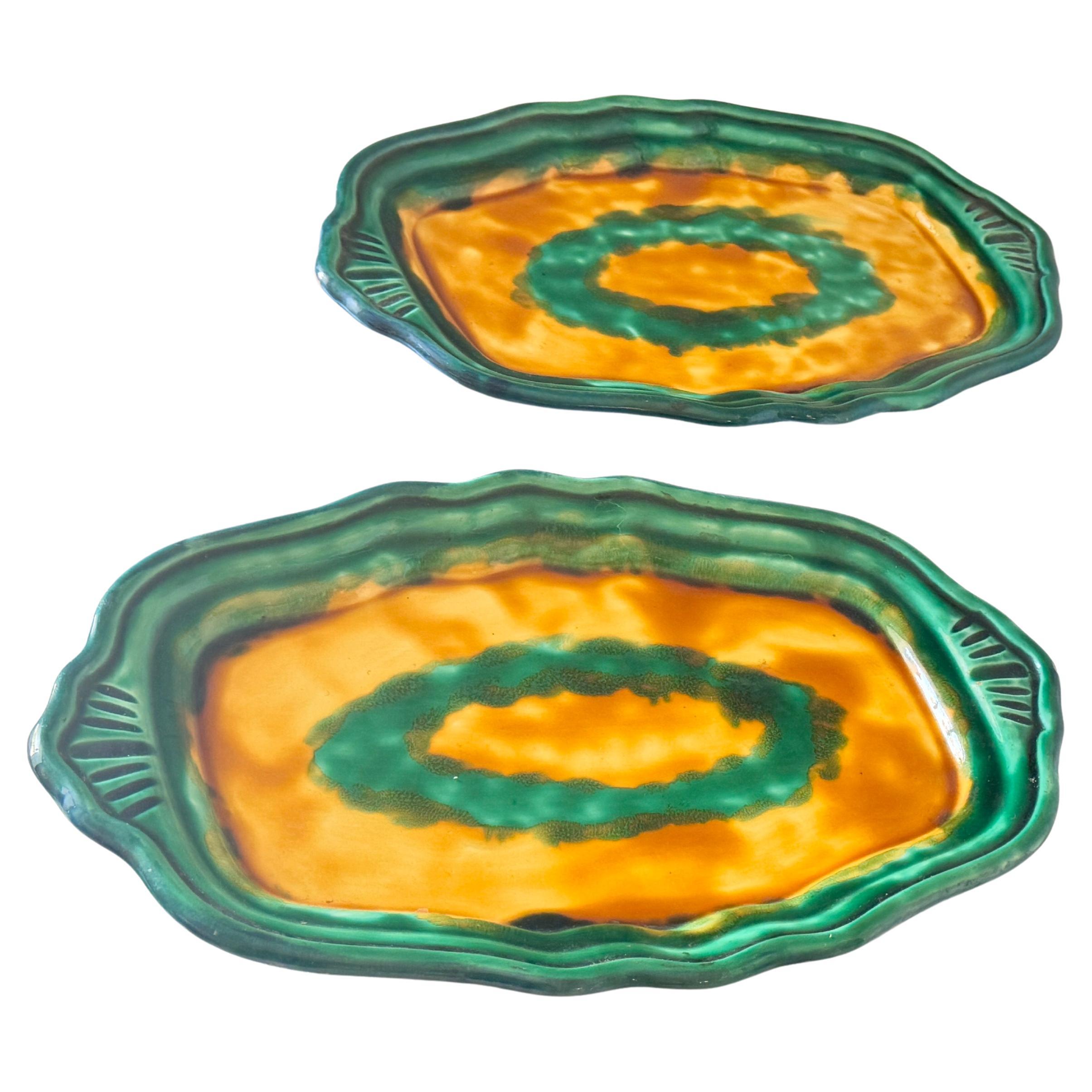 Stile provenzale Coppia di piatti da portata in ceramica francese degli anni '70, design del bordo a strati, verde, giallo in vendita