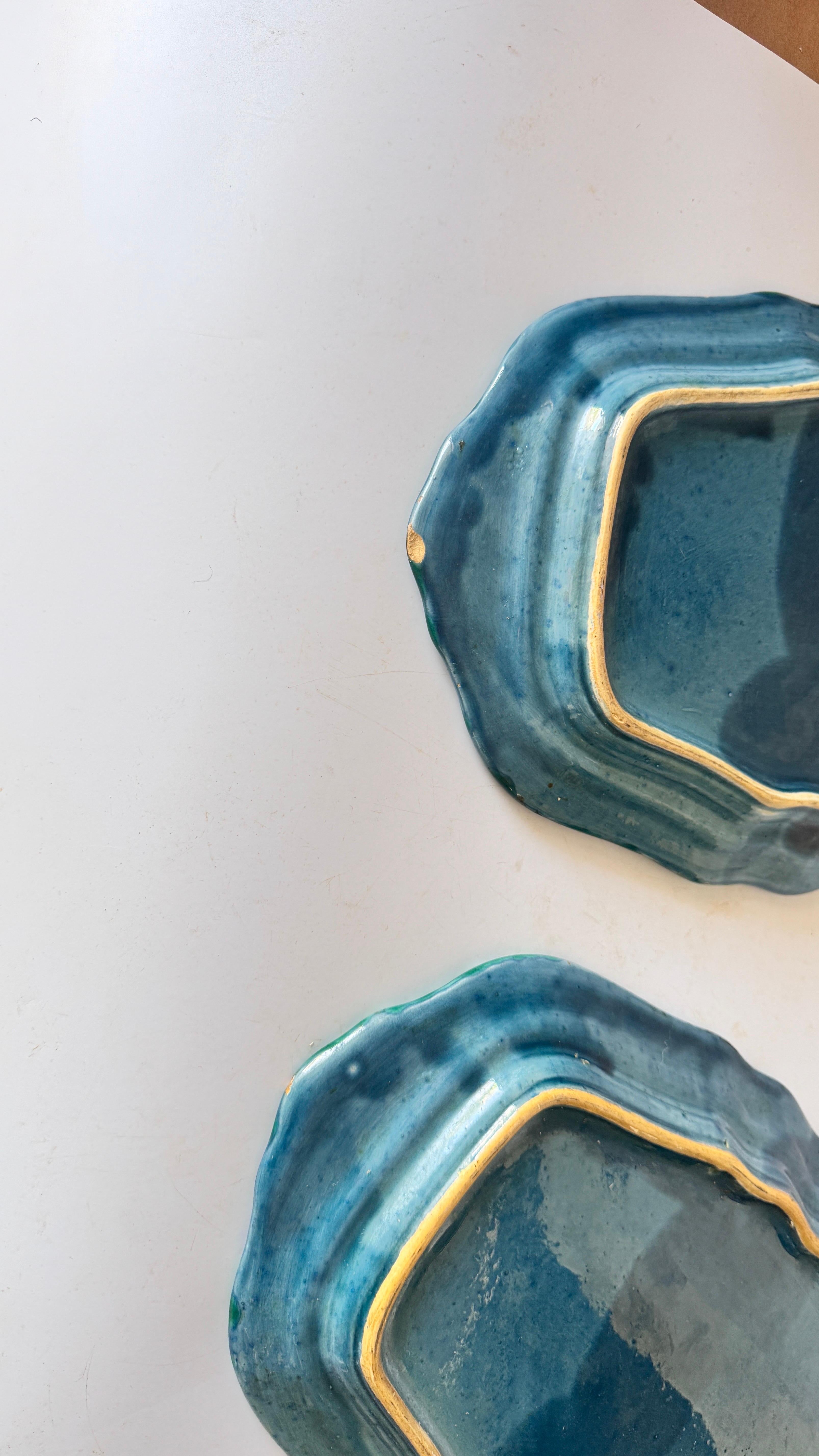 Francese Coppia di piatti da portata in ceramica francese degli anni '70, design del bordo a strati, verde, giallo in vendita