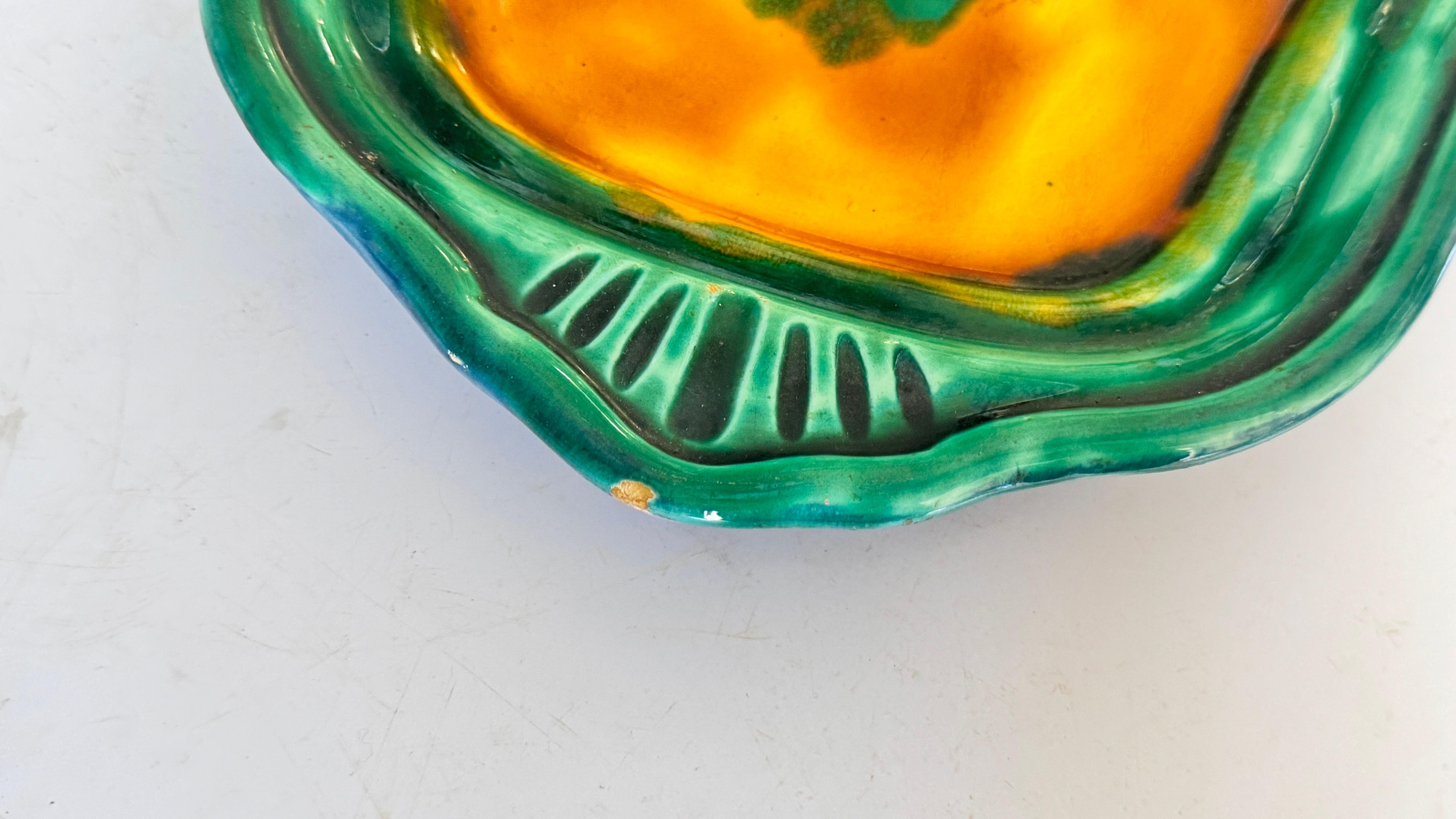 Coppia di piatti da portata in ceramica francese degli anni '70, design del bordo a strati, verde, giallo in vendita 1