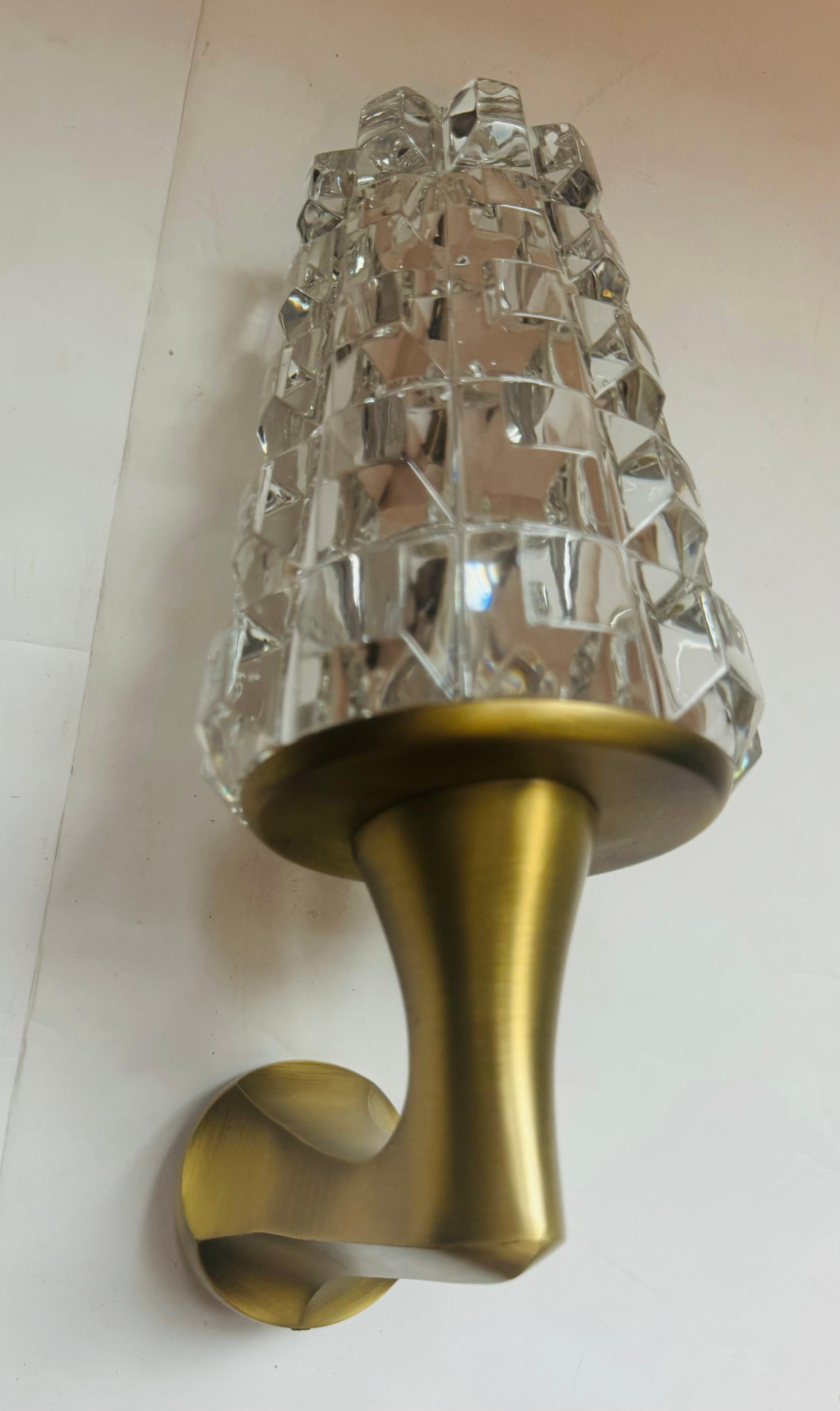 Un par de pesadas y lujosas lámparas de pared francesas de cristal austriaco de los años 70, con apliques de latón teñido cepillado, del fabricante Othr.  Ligero envejecimiento en un accesorio. Rewired.