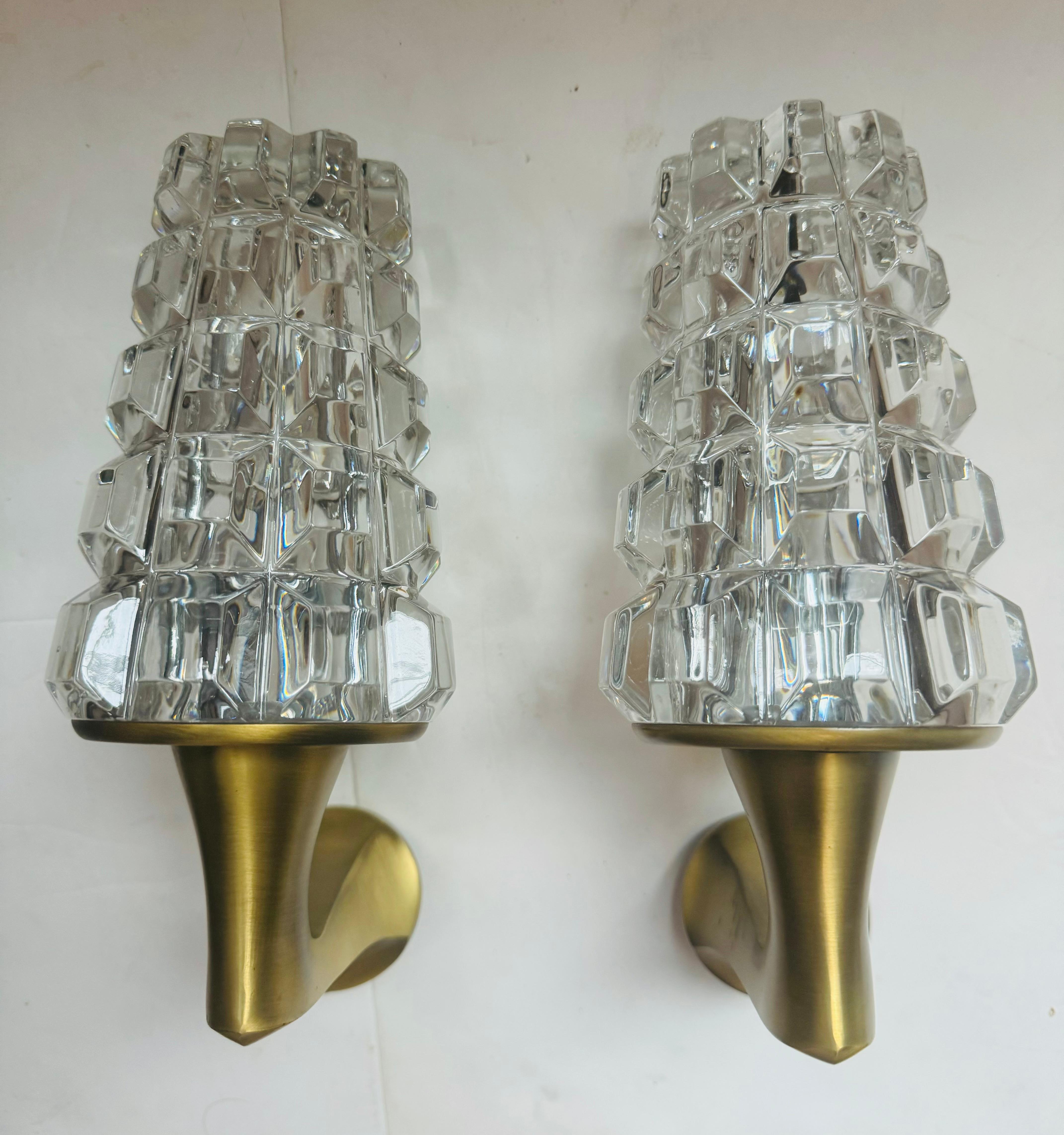 Pareja de lámparas de pared francesas de cristal de los años 70 de mediados de siglo Moderno de mediados de siglo en venta