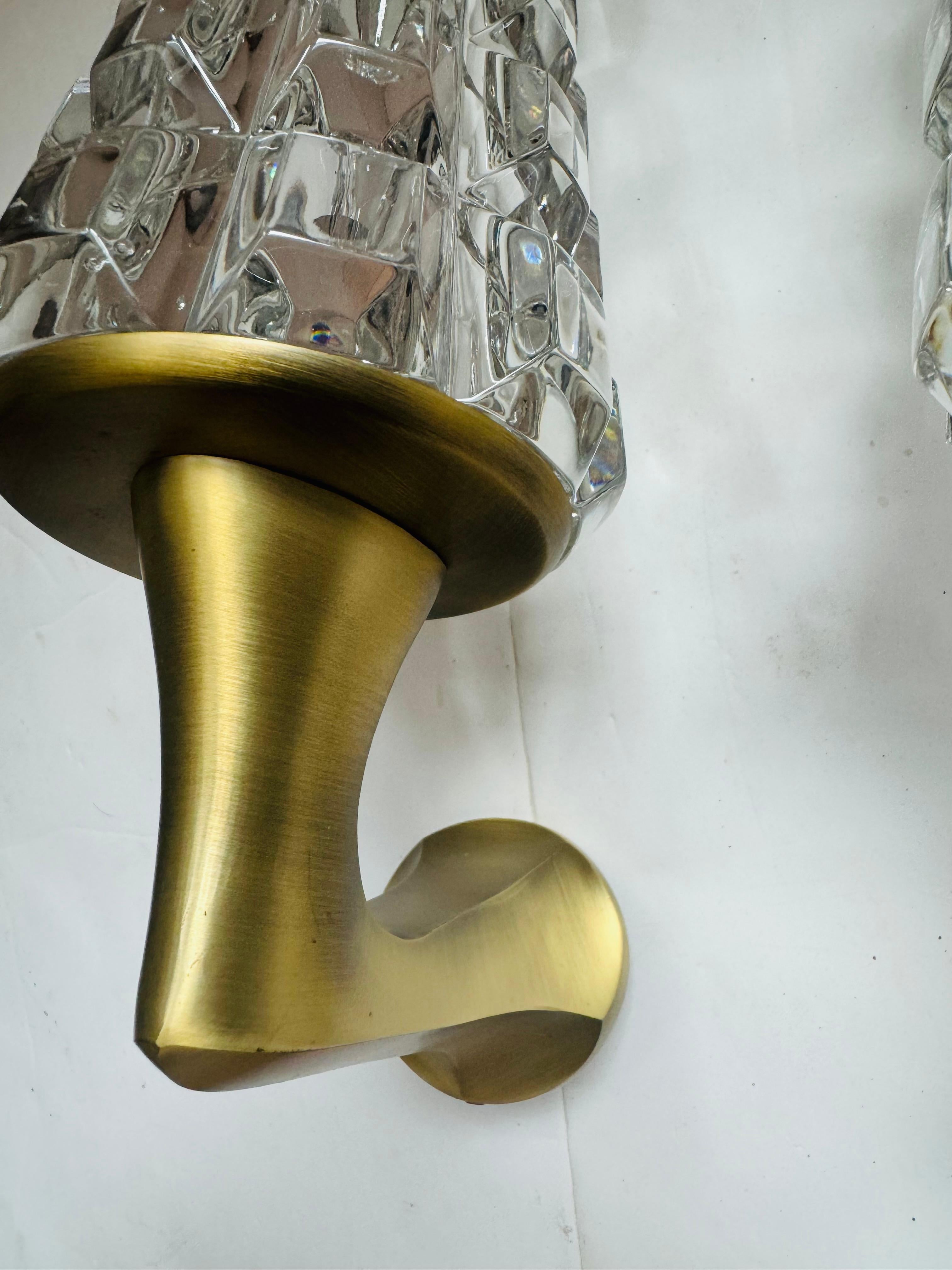 Pareja de lámparas de pared francesas de cristal de los años 70 de mediados de siglo en venta 1