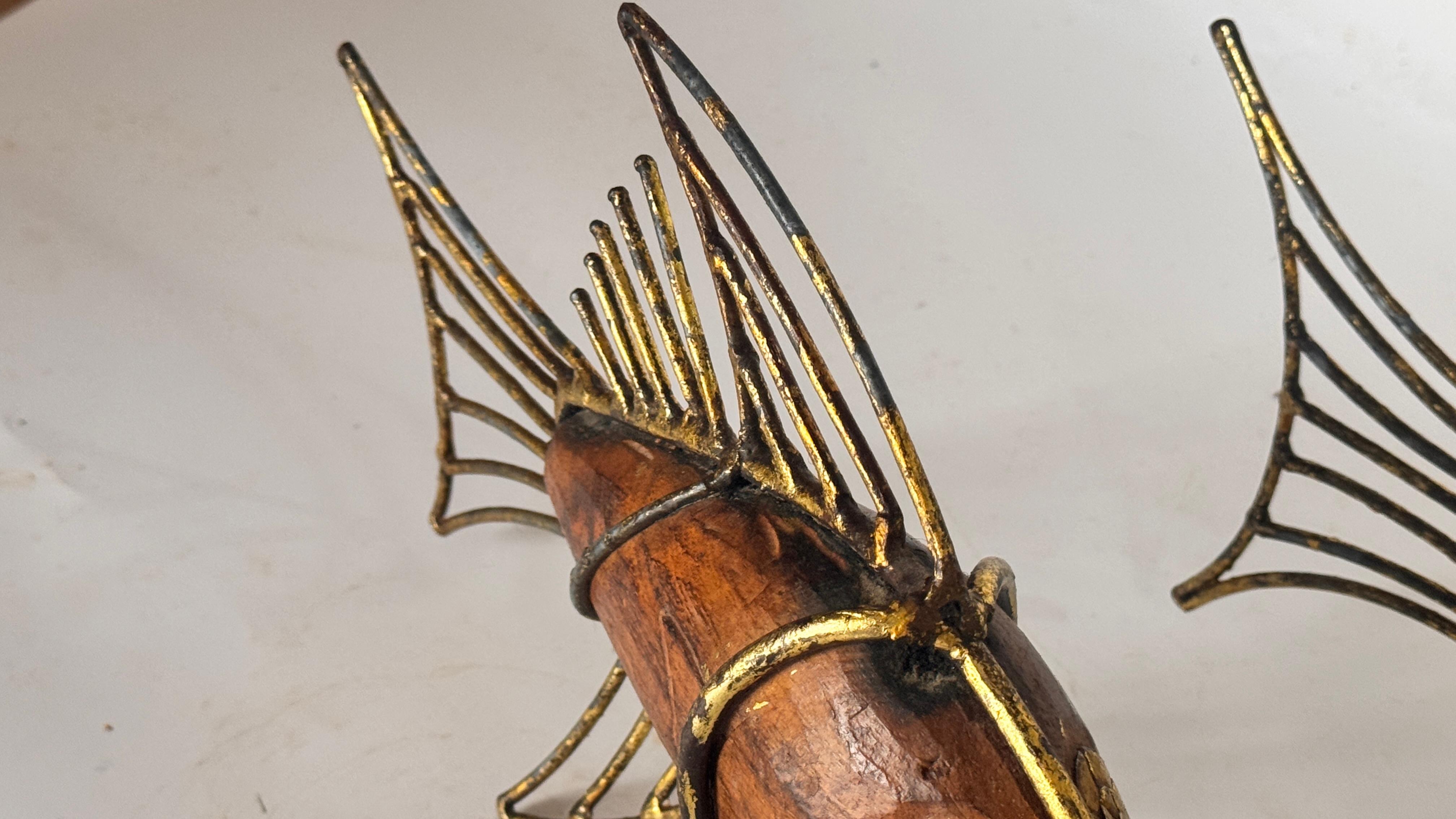 Coppia di sculture di pesce francesi degli anni '70 - Decorazione in legno e metallo dorato del Medioevo in vendita 3