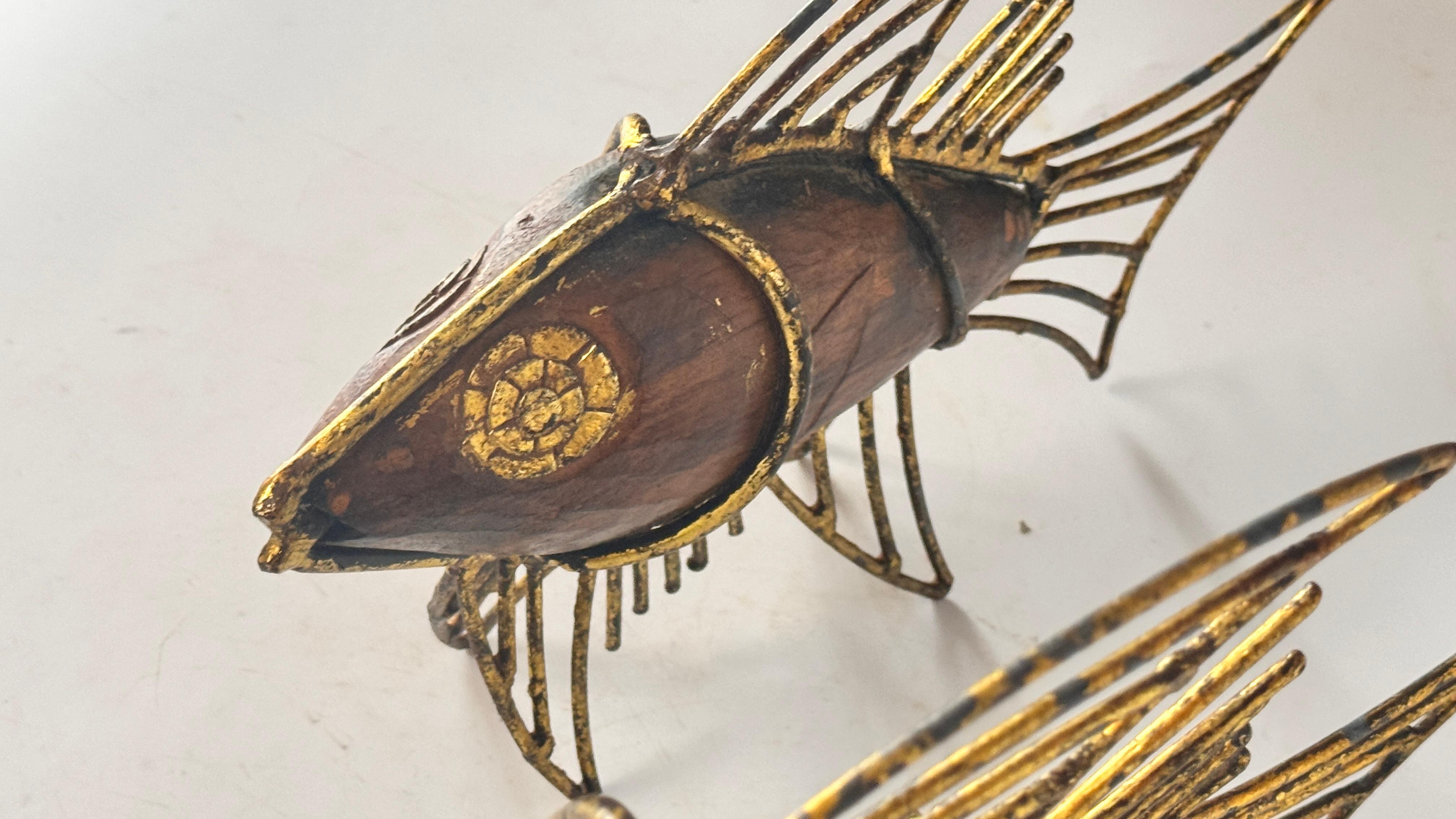 Coppia di sculture di pesce francesi degli anni '70 - Decorazione in legno e metallo dorato del Medioevo in vendita 4