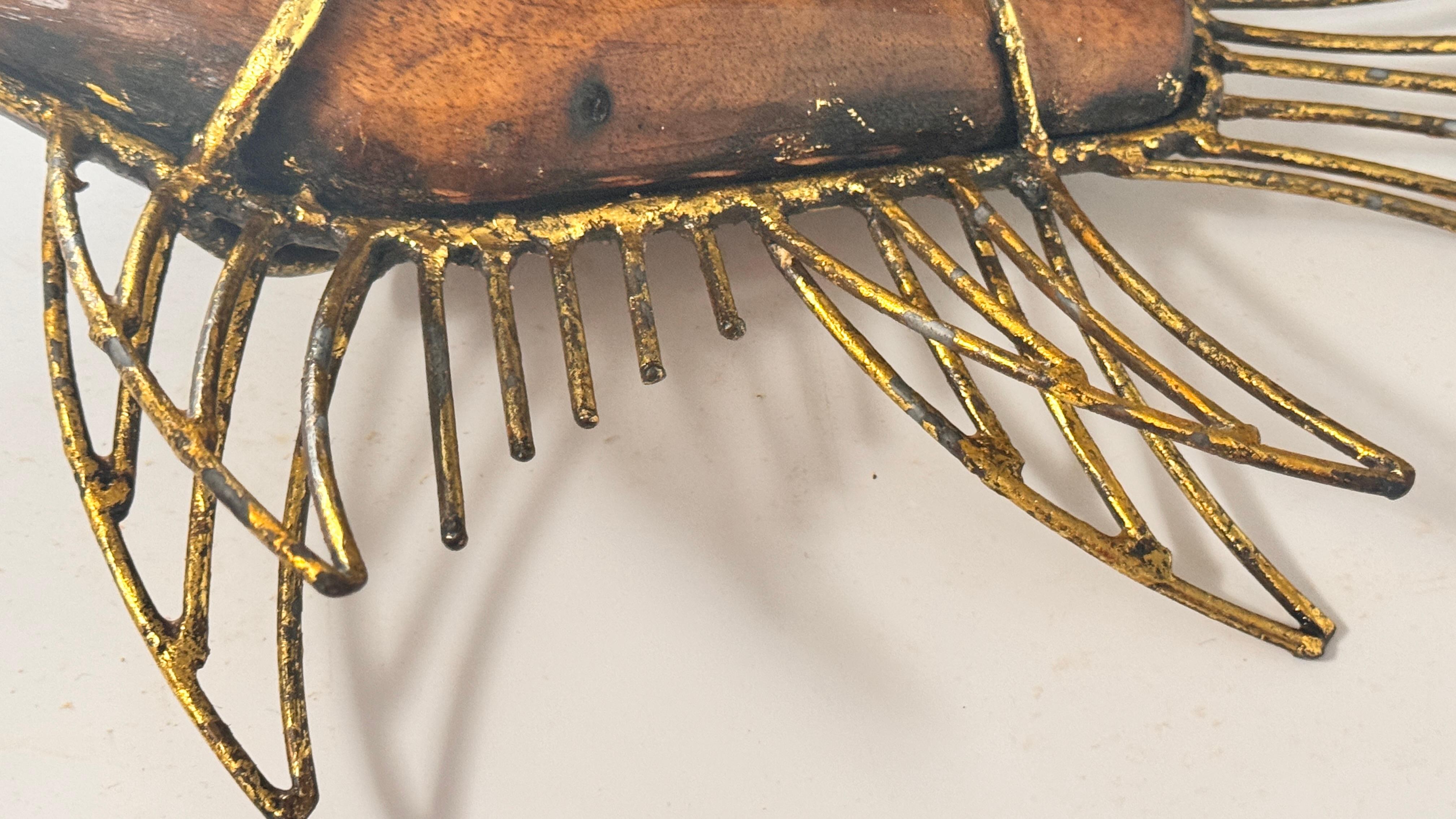 Coppia di sculture di pesce francesi degli anni '70 - Decorazione in legno e metallo dorato del Medioevo in vendita 5