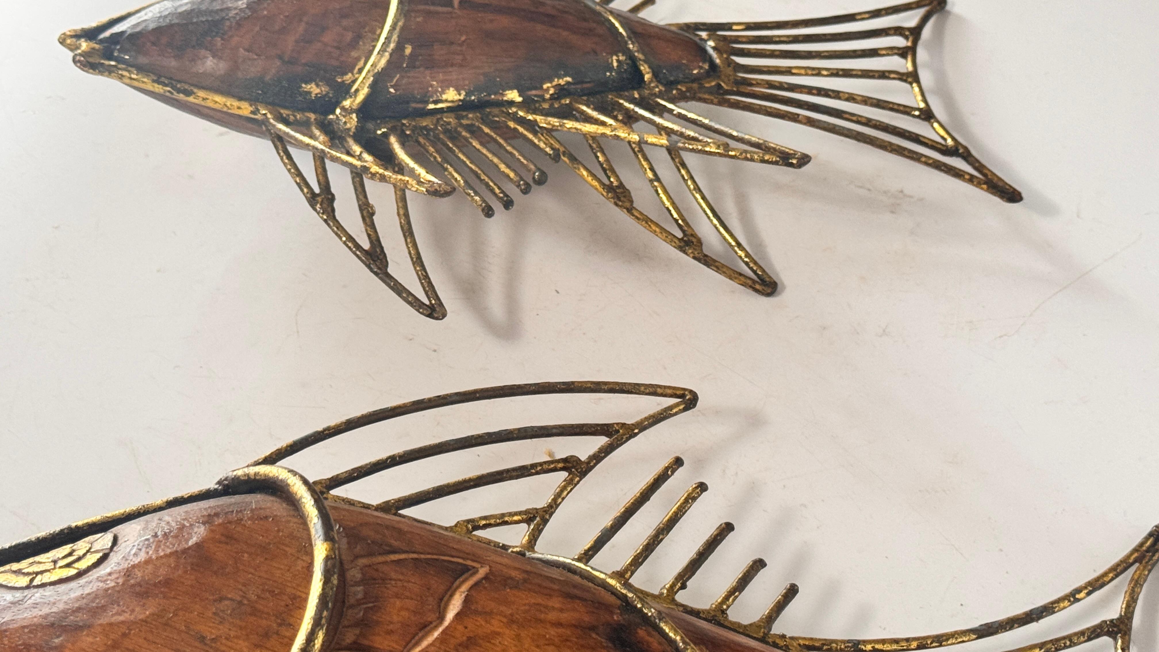 Coppia di sculture di pesce francesi degli anni '70 - Decorazione in legno e metallo dorato del Medioevo in vendita 6