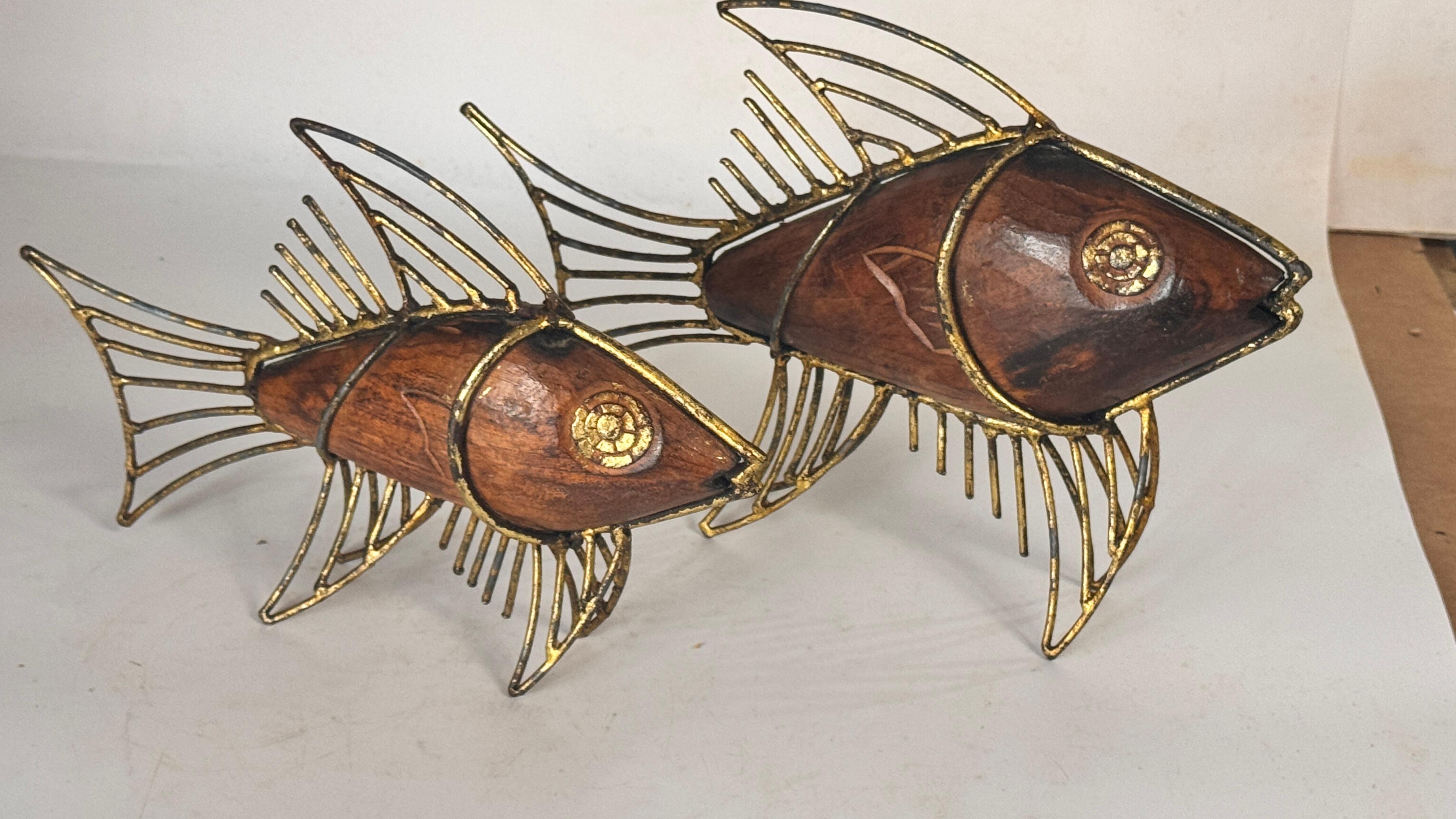 Coppia di sculture di pesce francesi degli anni '70 - Decorazione in legno e metallo dorato del Medioevo

Descrizione:
Questa elegante coppia di sculture di pesci degli anni '70 combina il legno naturale con il metallo dorato, catturando