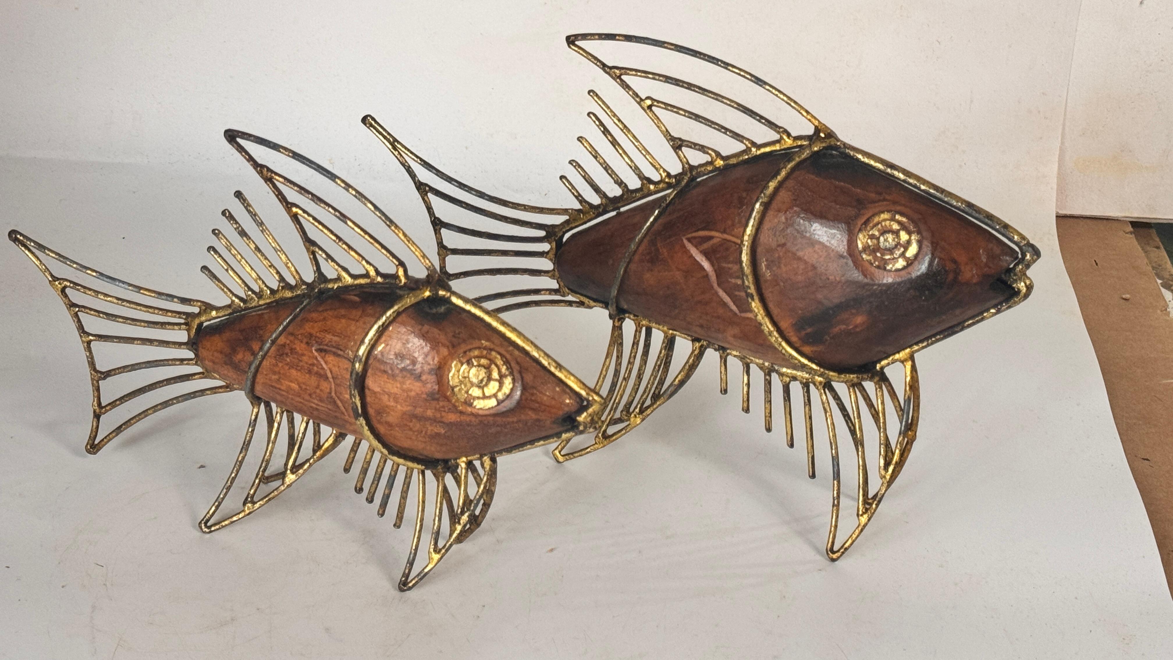 Mid-Century moderno Coppia di sculture di pesce francesi degli anni '70 - Decorazione in legno e metallo dorato del Medioevo in vendita