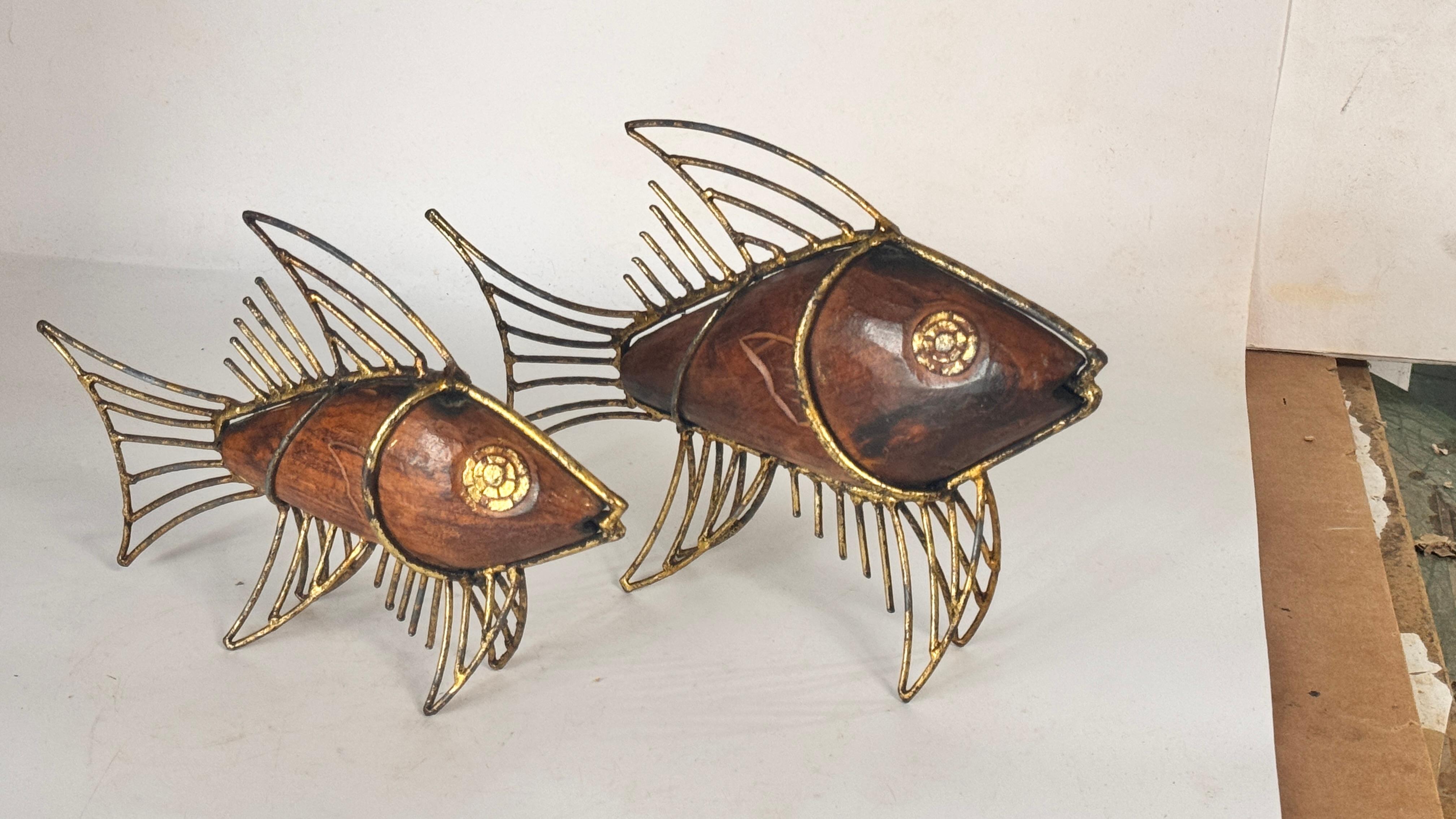 Francese Coppia di sculture di pesce francesi degli anni '70 - Decorazione in legno e metallo dorato del Medioevo in vendita