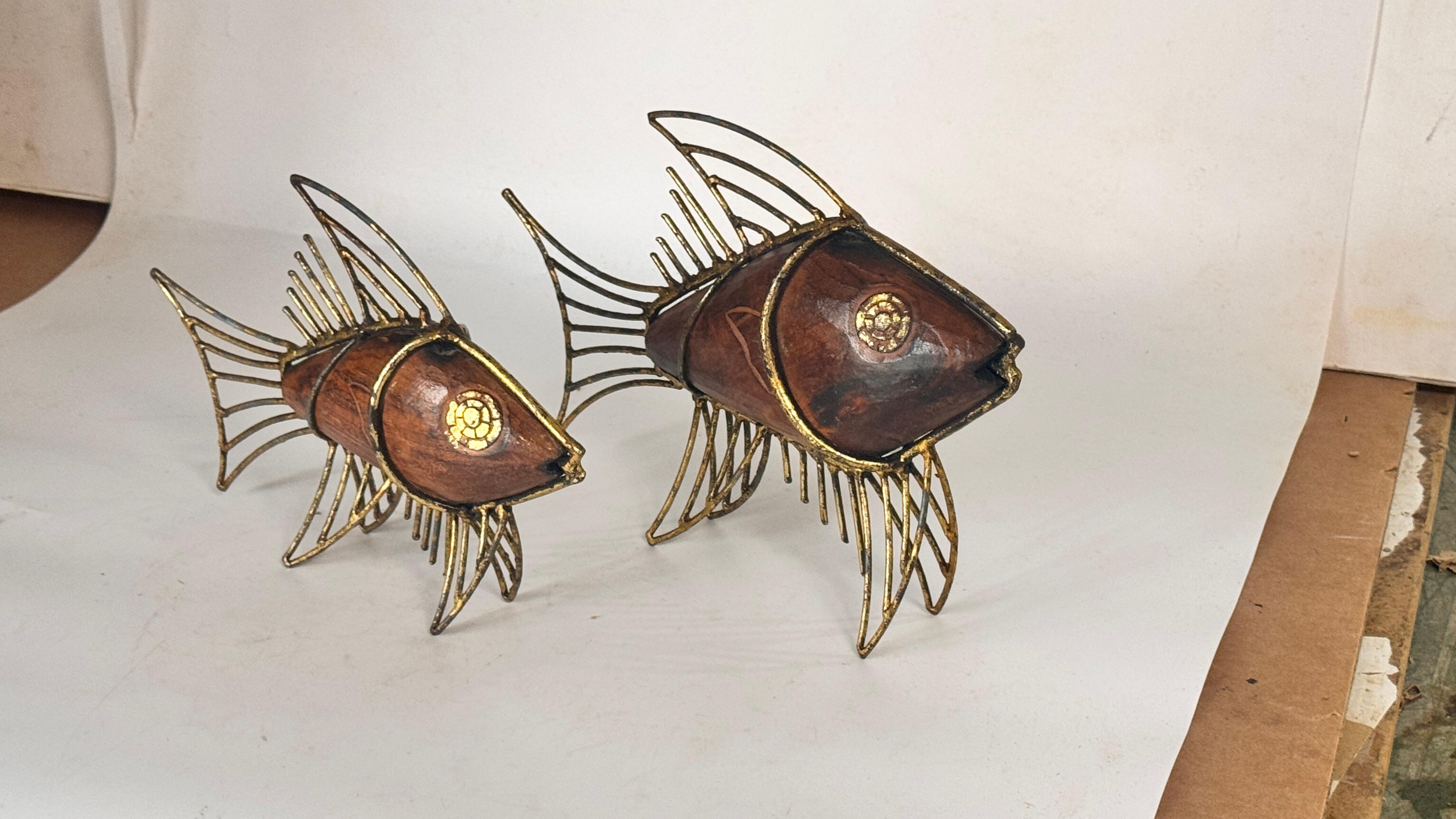 Coppia di sculture di pesce francesi degli anni '70 - Decorazione in legno e metallo dorato del Medioevo In condizioni buone in vendita a Auribeau sur Siagne, FR