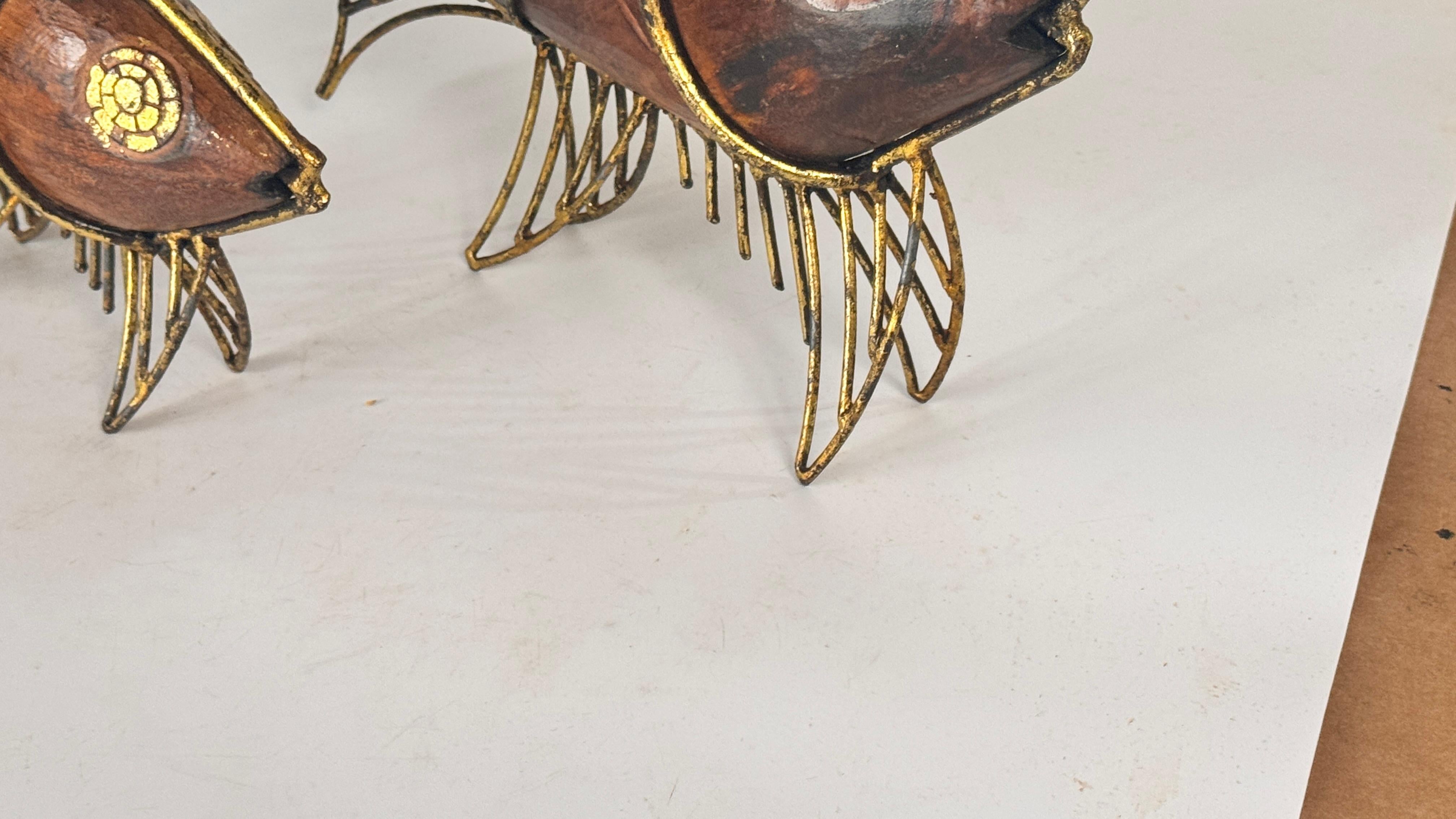 XX secolo Coppia di sculture di pesce francesi degli anni '70 - Decorazione in legno e metallo dorato del Medioevo in vendita