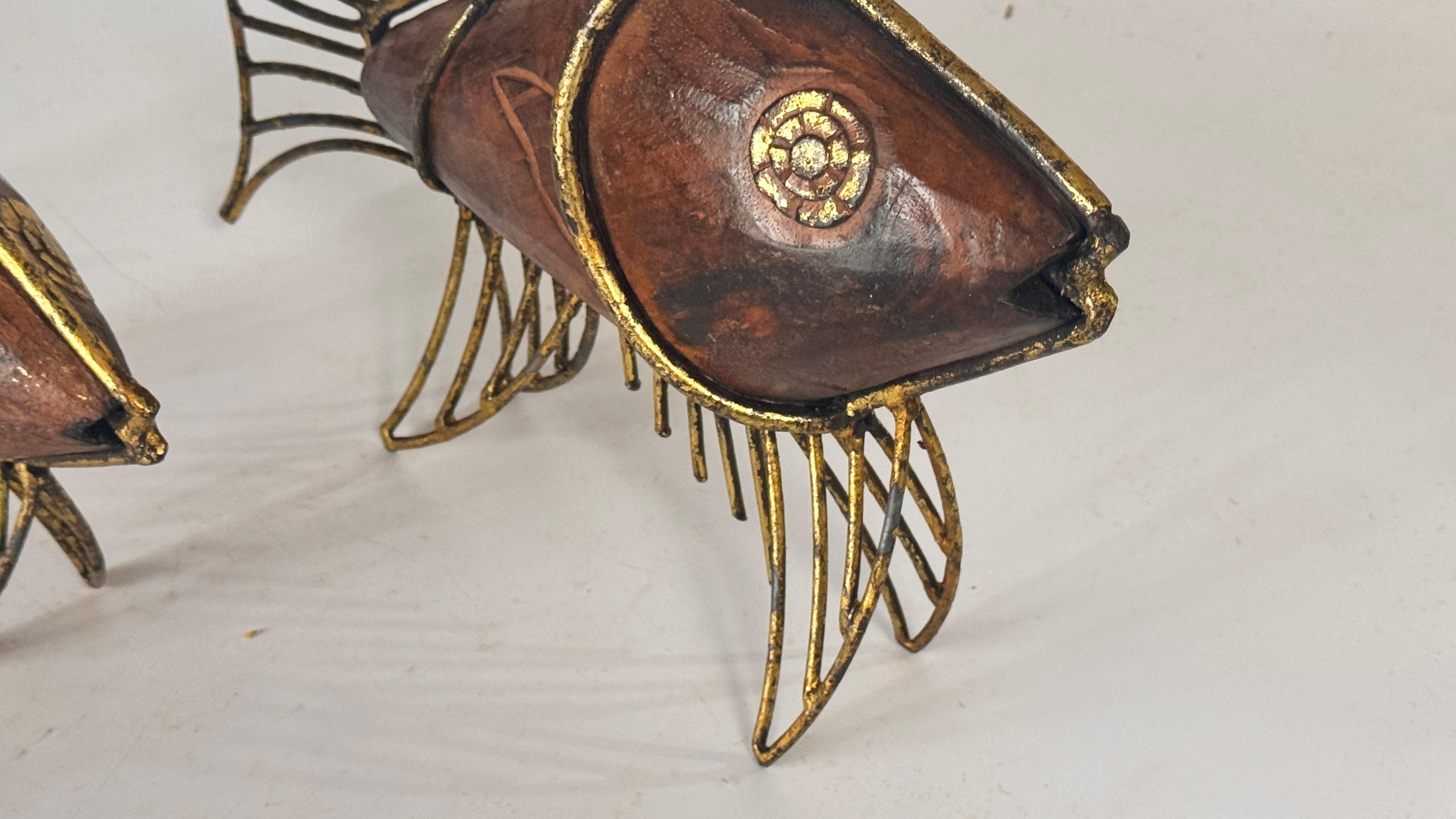 Metallo Coppia di sculture di pesce francesi degli anni '70 - Decorazione in legno e metallo dorato del Medioevo in vendita