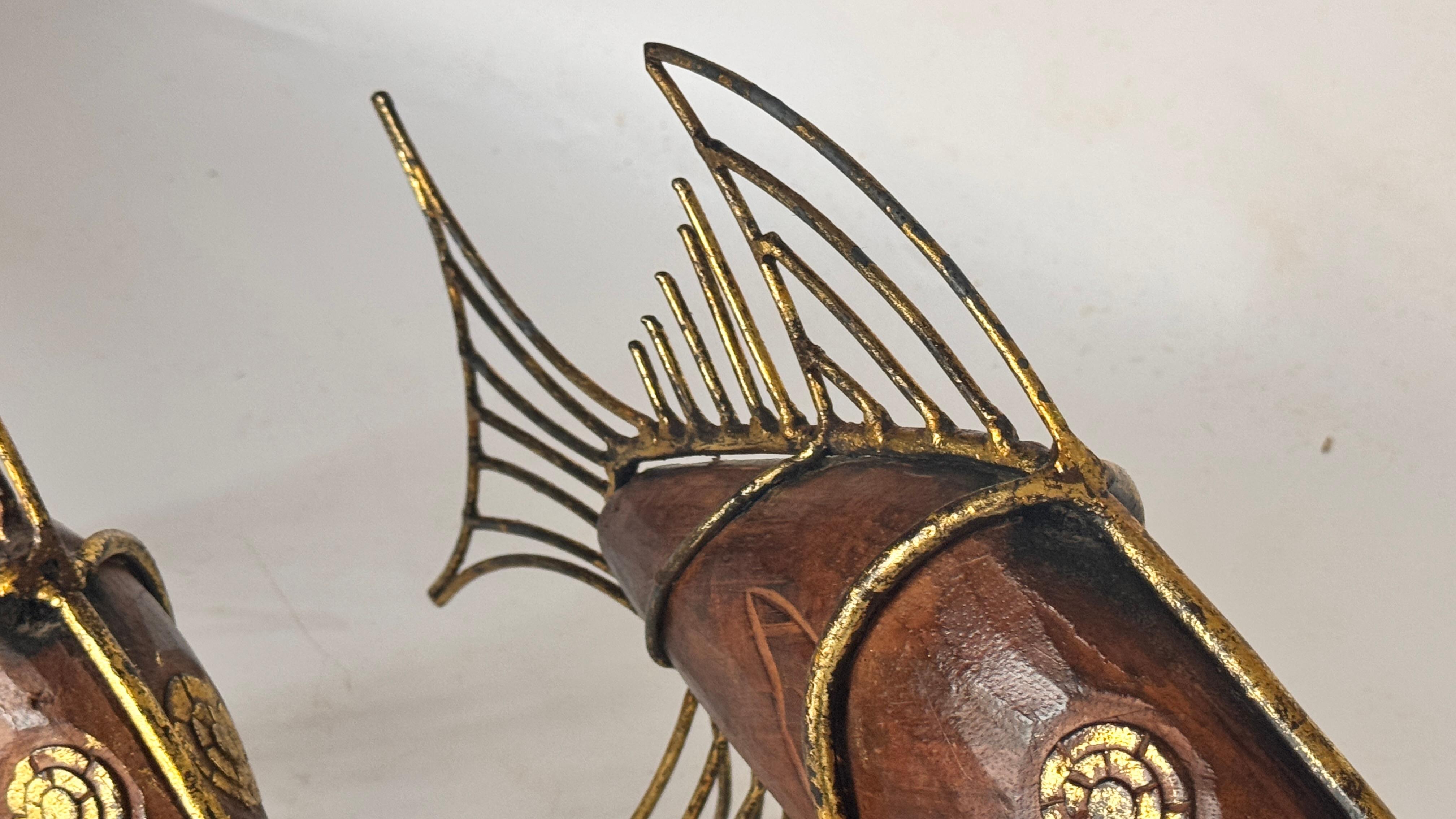 Coppia di sculture di pesce francesi degli anni '70 - Decorazione in legno e metallo dorato del Medioevo in vendita 1